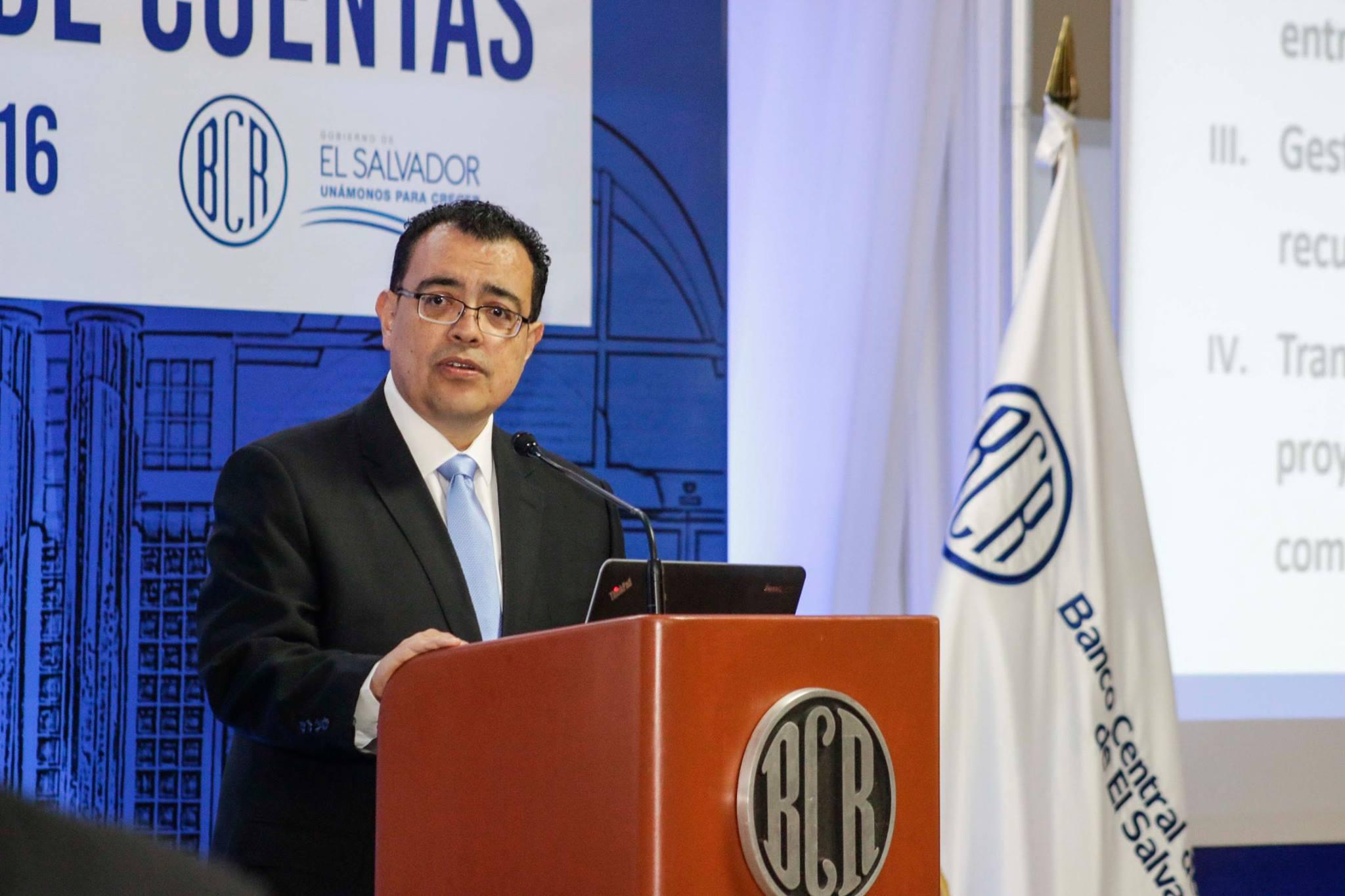 El presidente del Banco Central de Reserva, Óscar Cabrera durante la rendición de cuentas del 17 de agosto de 2016, en la que anunció que todos los documentos de misiones de asistencia técnica para corregir el cálculo del PIB fueron declarados confidenciales. Foto: cortesía del BCR. 