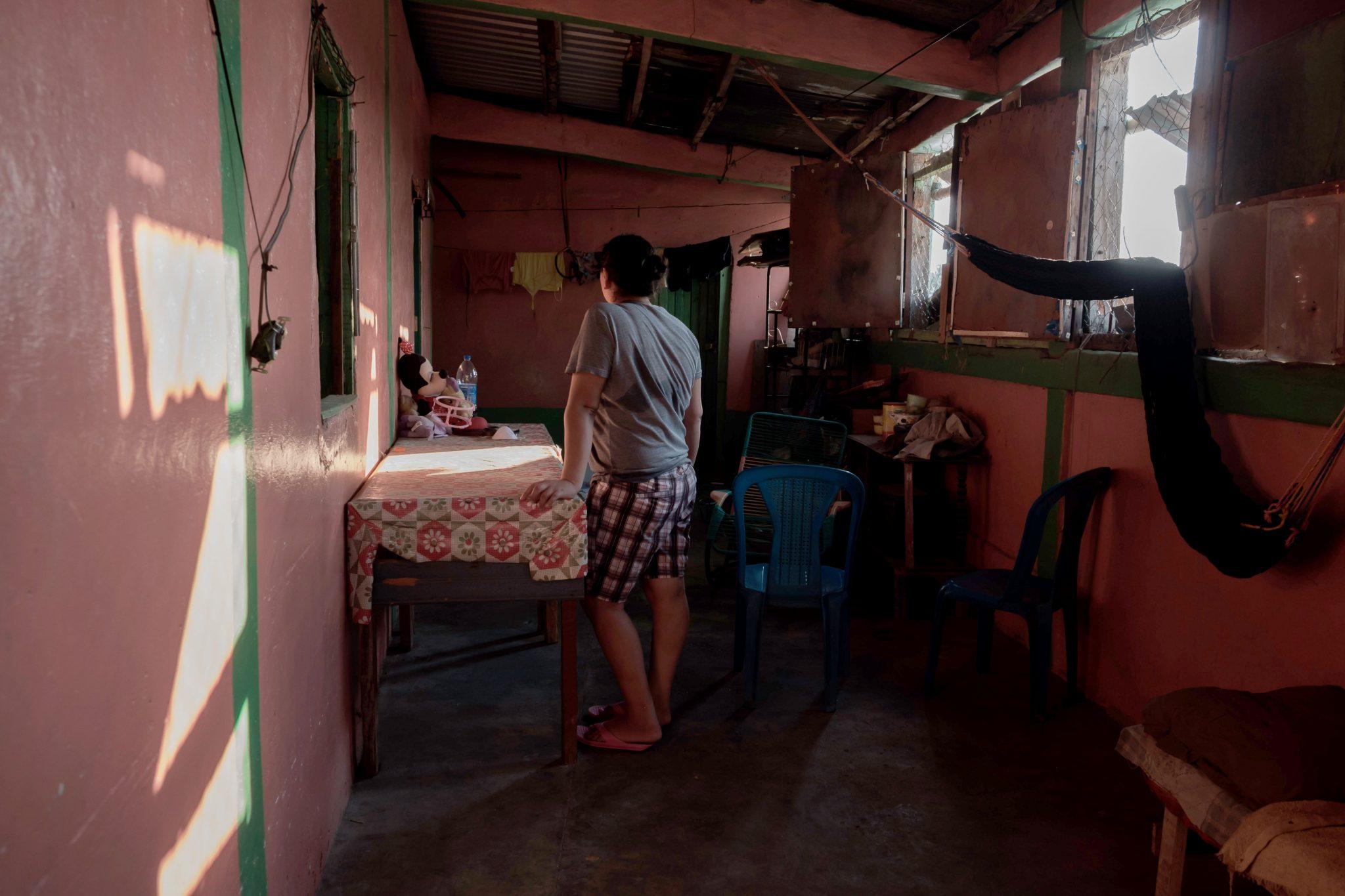 Cindy at home in the López Arellano area where most of the maquila workers live. Photo:  Deiby Yánes /Contracorriente