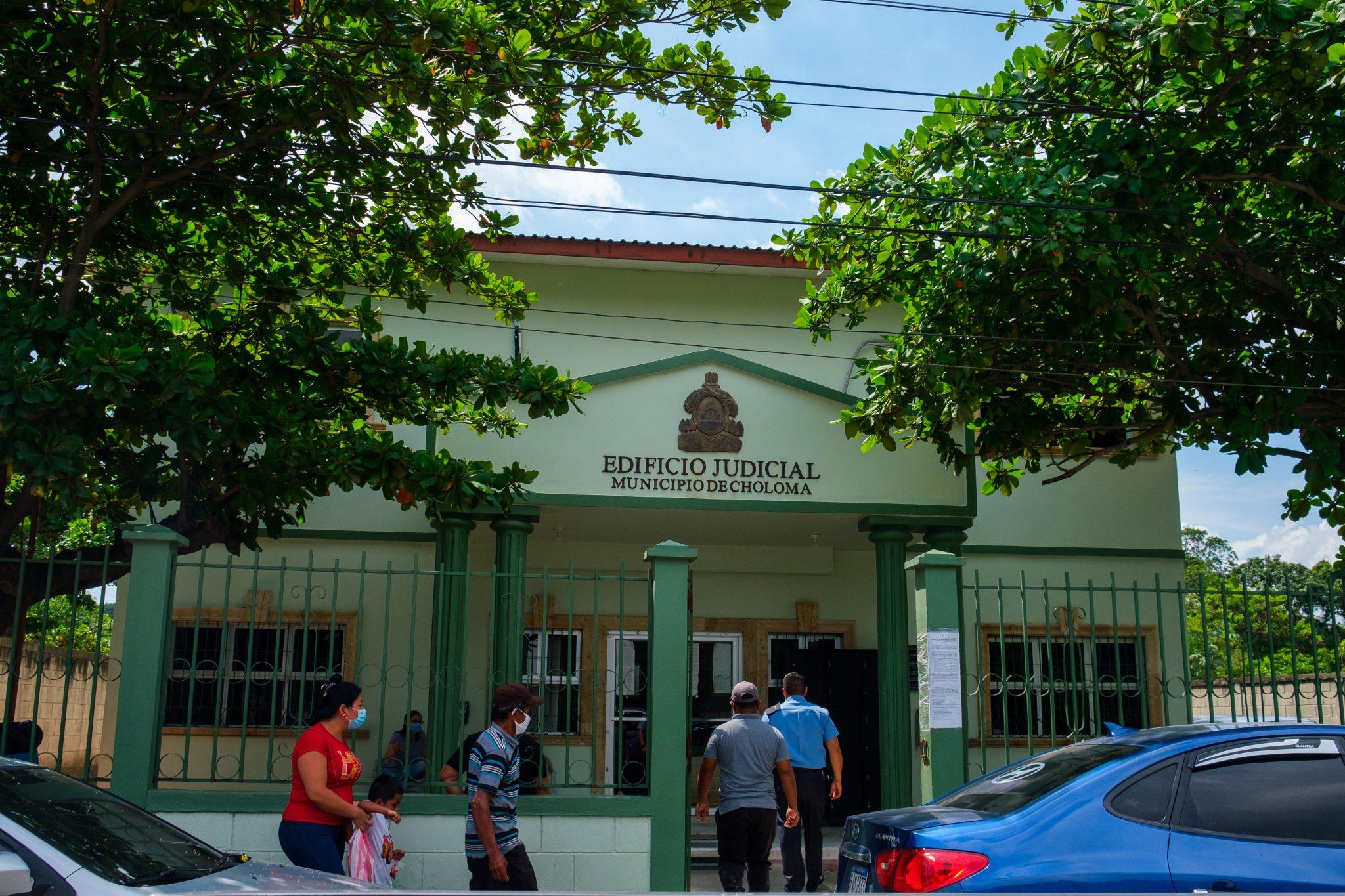 The police officer involved in the case is escorted to a hearing at the judicial building. When the hearing concluded, he was escorted out the back door to avoid photographers. Photo:  Deiby Yánes /Contracorriente