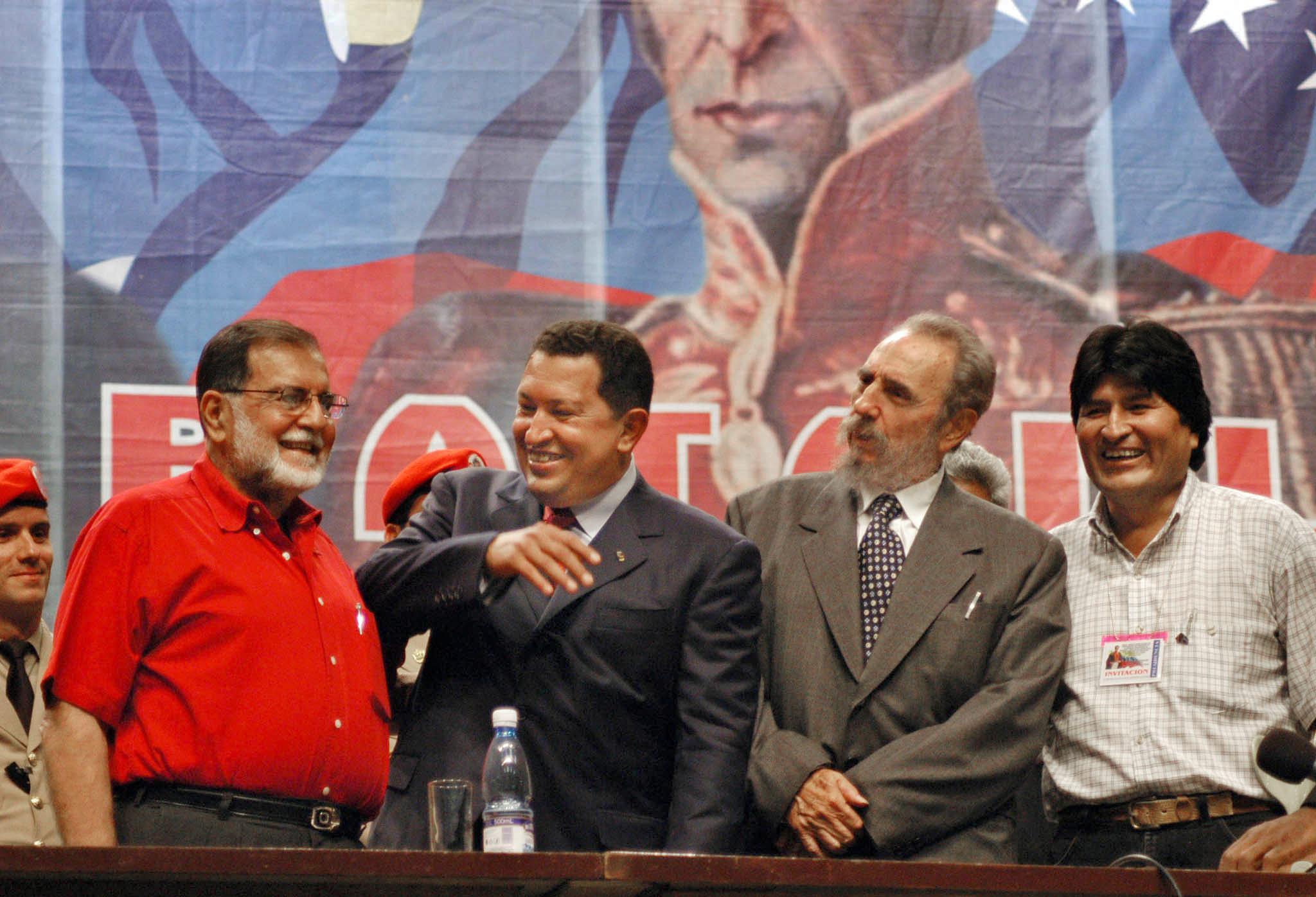 29 de abril de 2005. Los presidentes de Cuba, Fidel Castro;  el de Venezuela, Hugo Chávez;  los líderes del salvadoreño FMLN, Schafik Handal y del boliviano movimiento cocalero, Evo Morales, participan del IV Encuentro Hemisferico de Lucha contra el ALCA en el teatro Karl Marx de La Habana, el 29 de abril de 2005. Foto de Randy Rodríguez AFP   