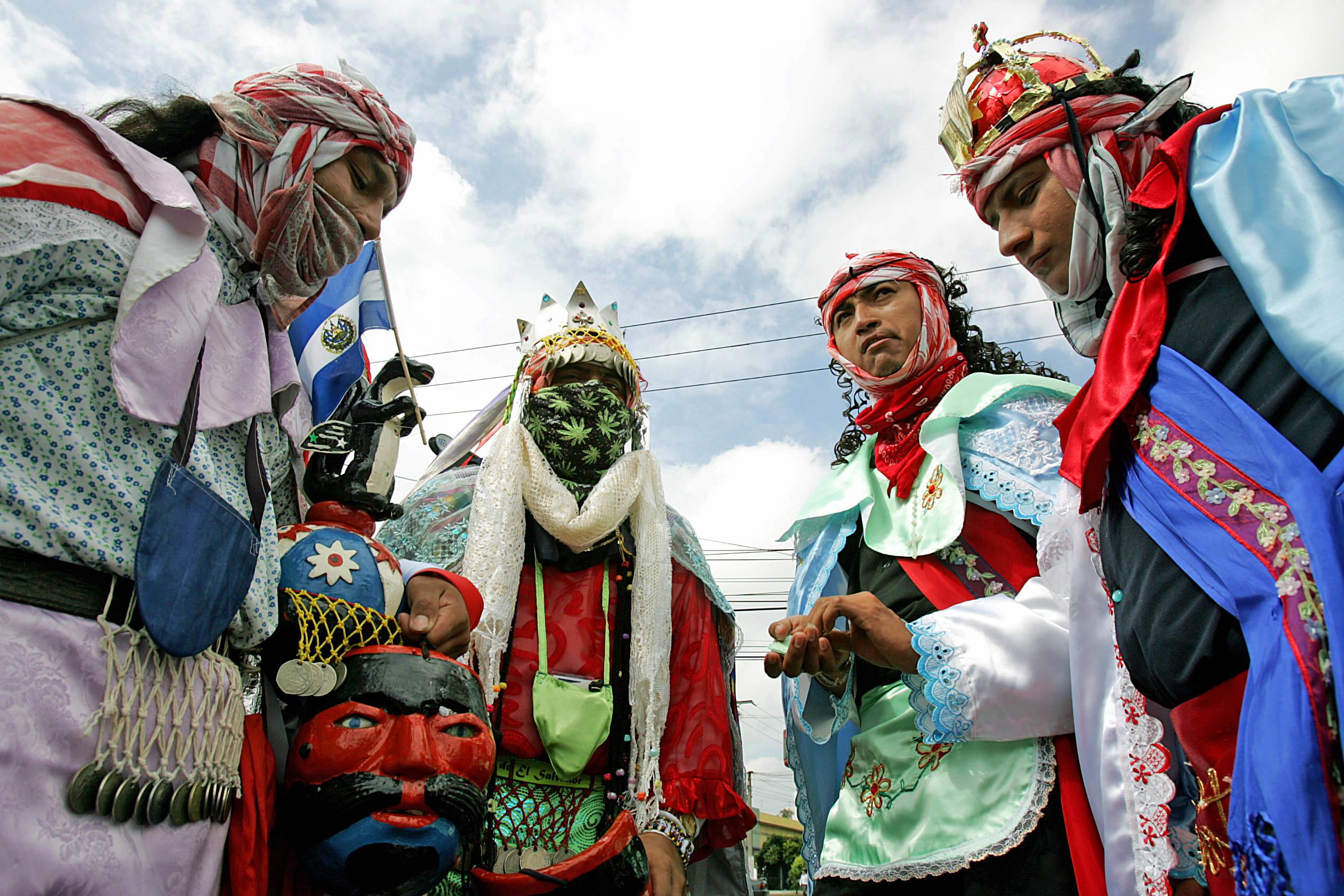 Danza de los Historiantes. Fiestas de agosto. AFP PHOTO / YURI CORTEZ