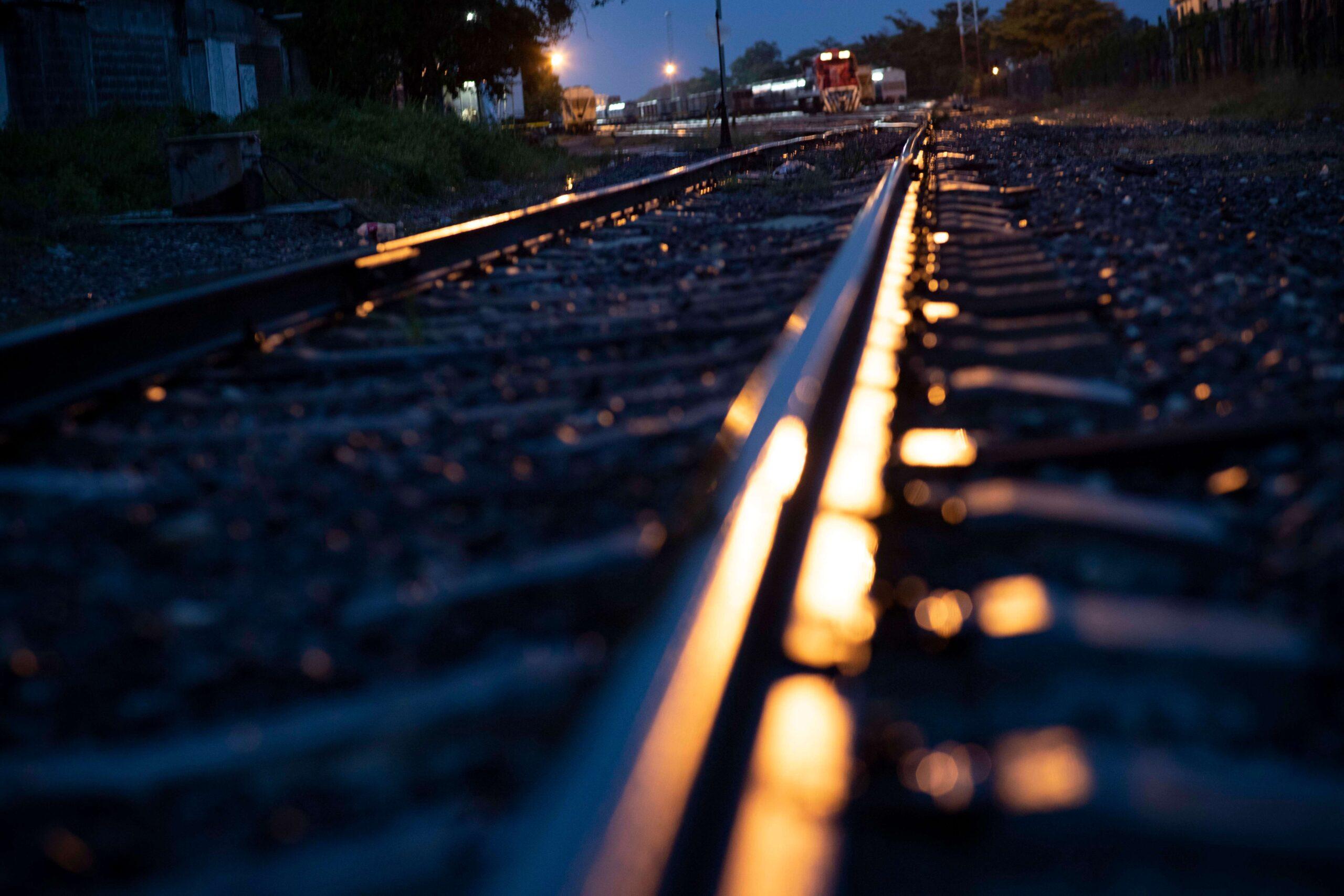 A locomotive hooks up train cars in Tierra Blanca, Veracruz, a major stop for migrants heading north / Javier García