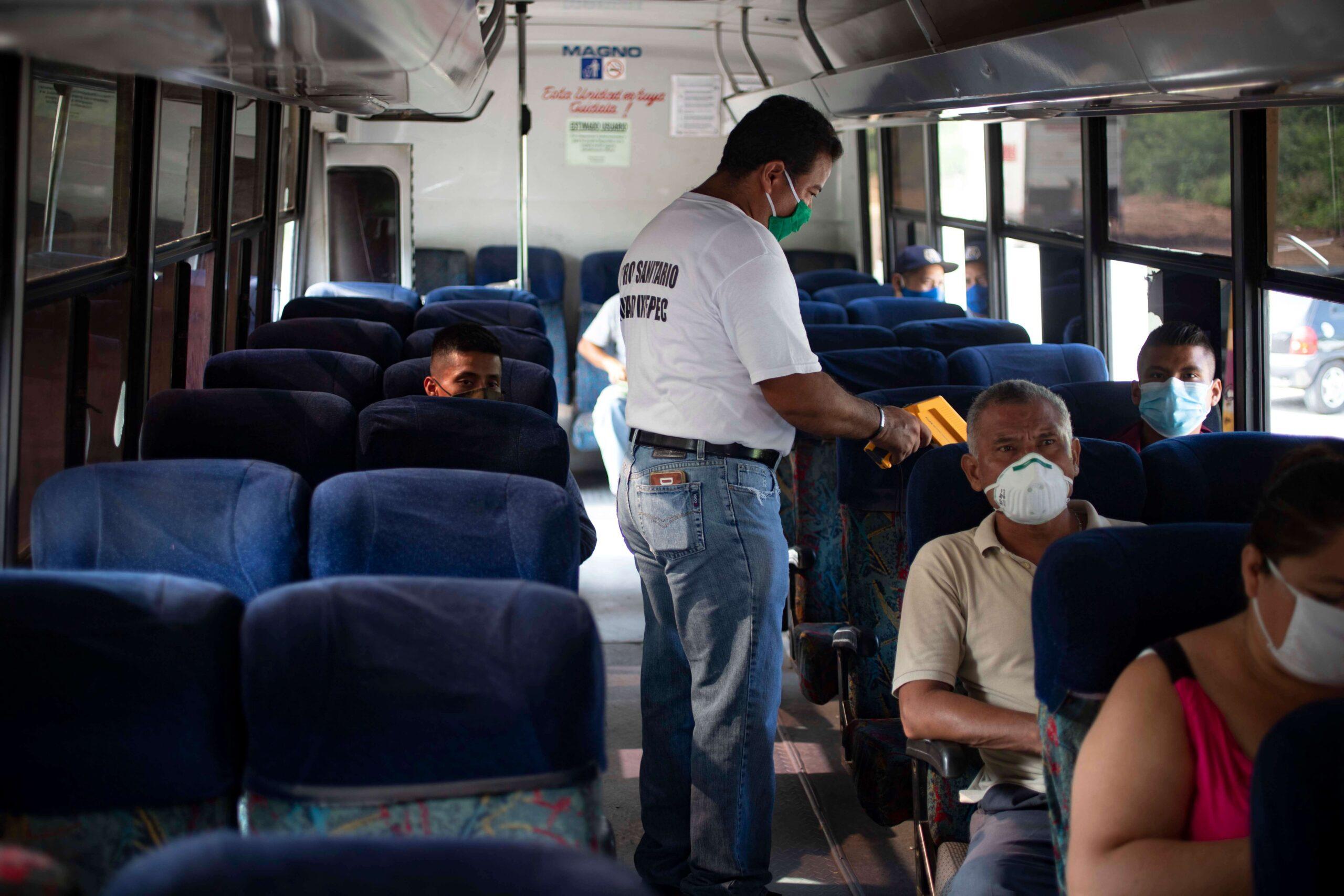 People entering Ixtepec undergo virus screenings / Javier García