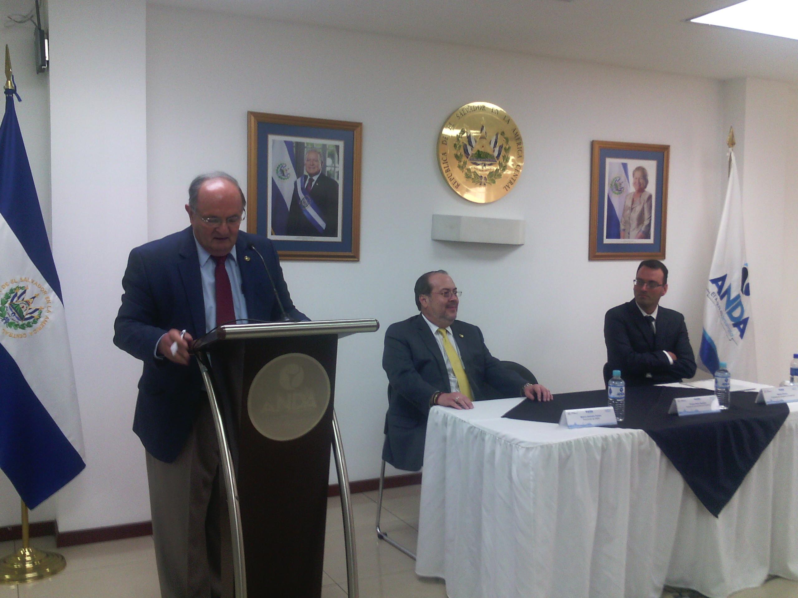 Firma del convenio entre ANDA e ILC en Casa Presidencial el 1 de febrero de 2016. En el podio, el secretario de Gobernabilidad, Hato Hasbún. En la mesa, a la izquierda, el presidente de ANDA. A la derecha, el presidente de ILC. 