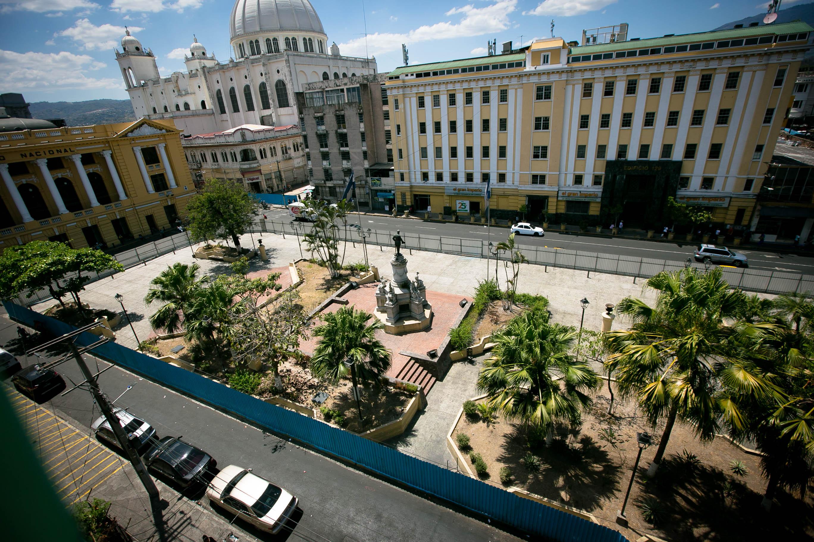 Panorámica de la plaza Morazán tomada en marzo 2017, cuando aún no habían iniciado las obras de remodelación. Foto: Fred Ramos.
