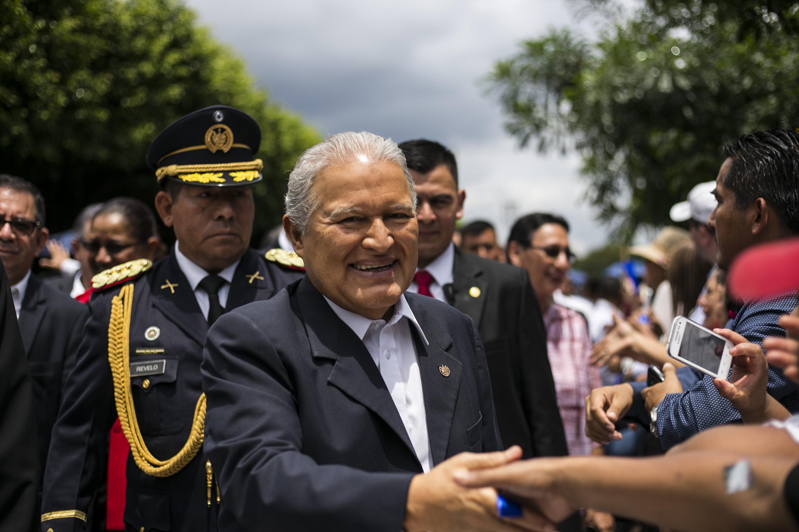 El presidente Salvador Sánchez Cerén saluda a los asistentes durante la celebració de su tercer año de su gobierno. Foto: Fred Ramos