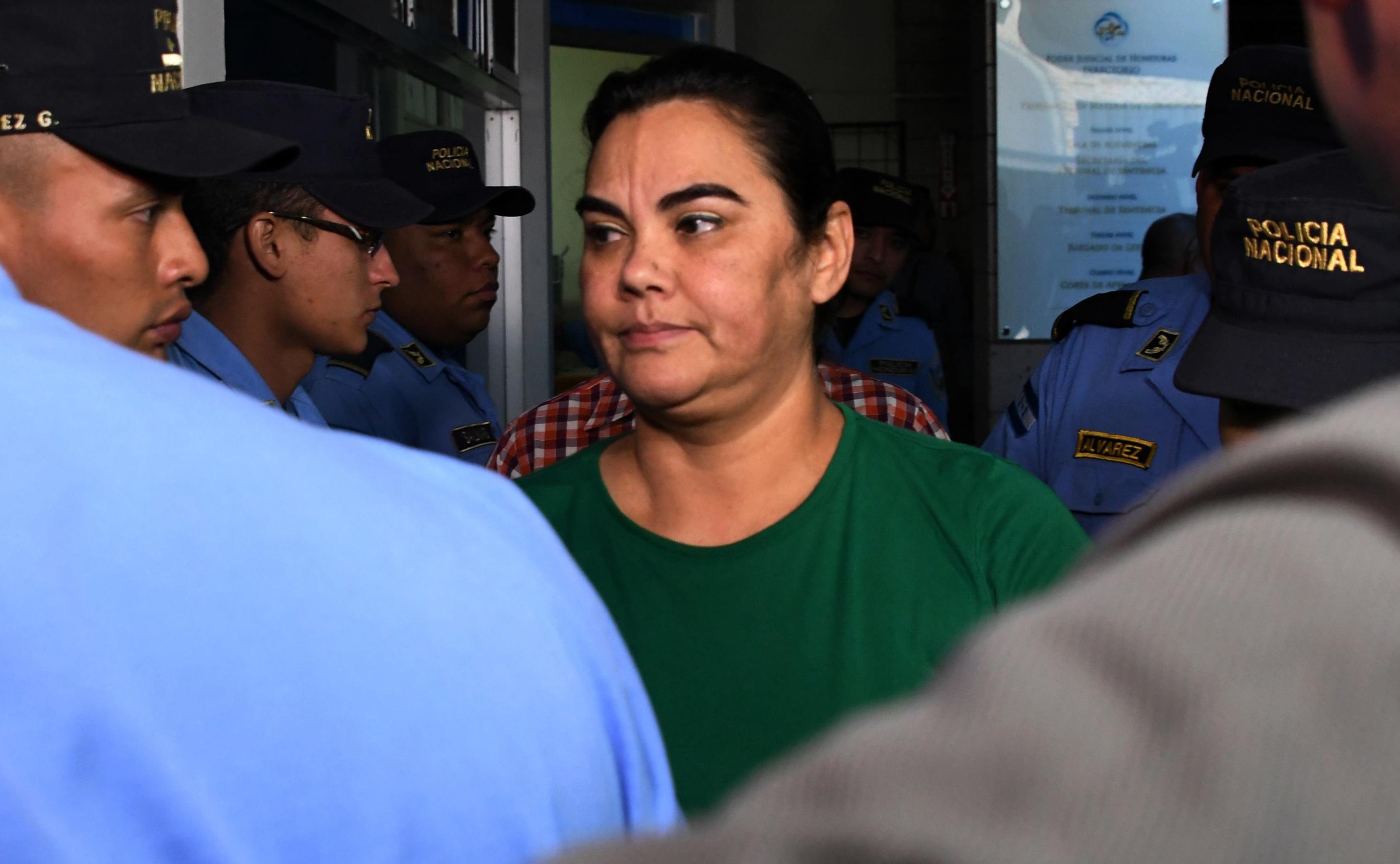 La primera dama de Honduras, Rosa Elena Bonilla de Lobo, esposa del expresidente Porfirio Lobo(2010-2014) es escoltada hacia un Tribunal en Honduras. El 4 de septiembre fue condenada 58 años de cárcel por cargos de corrupción. Foto, ORLANDO SIERRA, AFP.