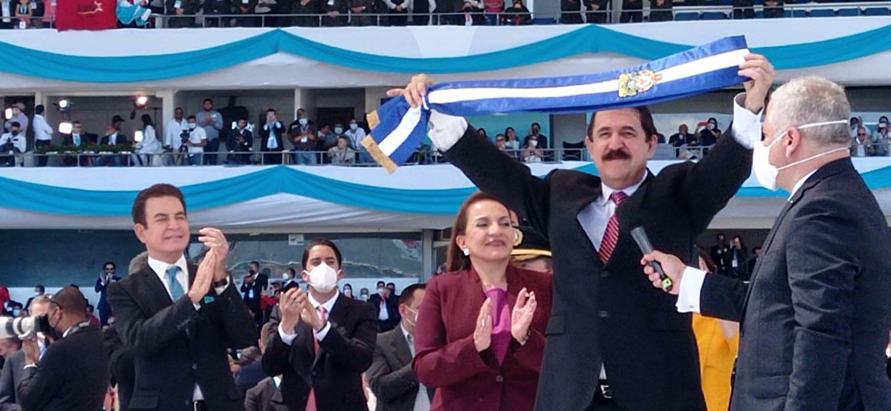 Honduran ex-president Manuel Zelaya (right) lifts the presidential sash at the Jan. 27 inauguration of Xiomara Castro (center). Vice President Salvador Nasralla (left) looks on. Photo published by Castro Administration.