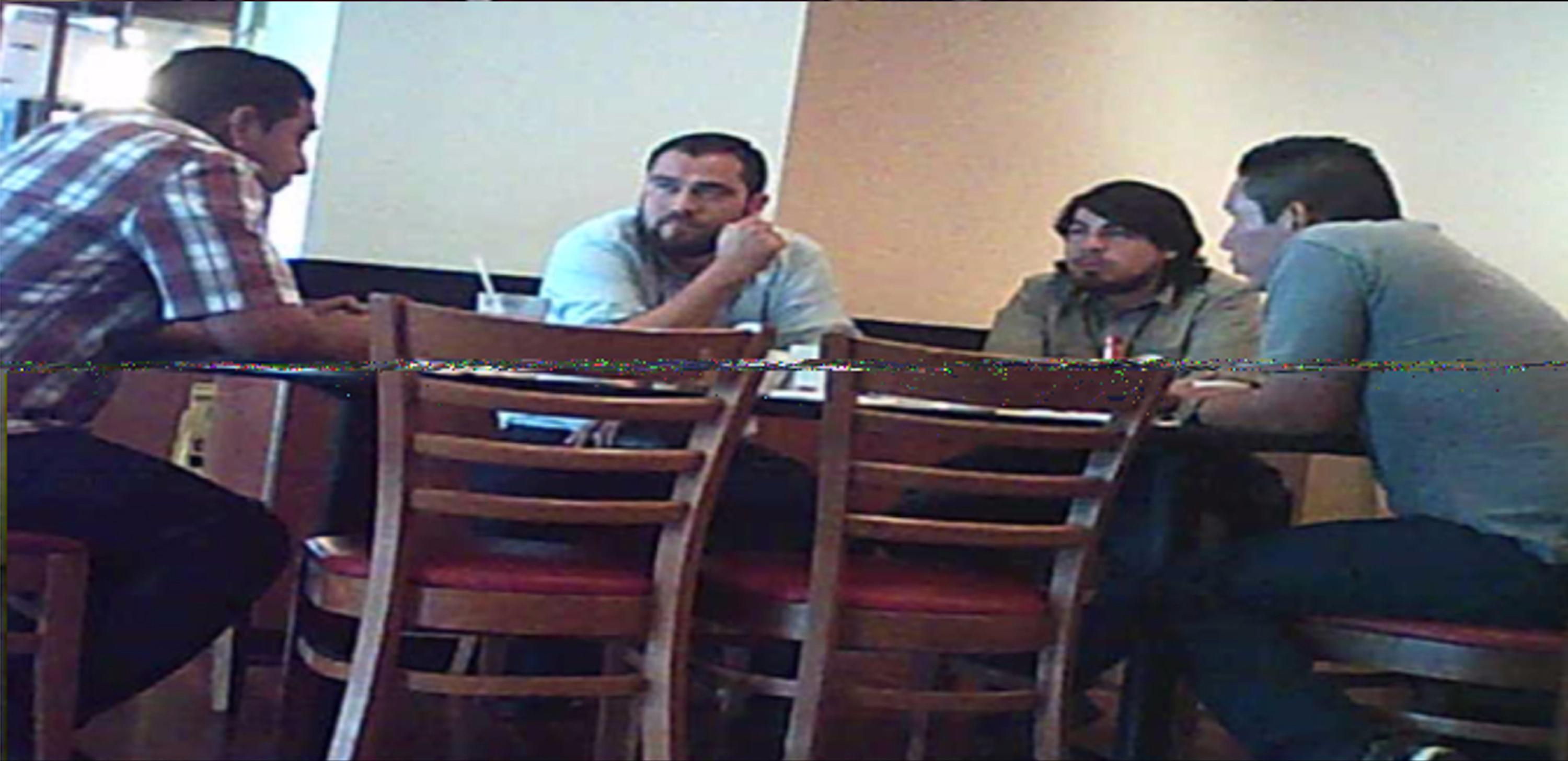 In 2015, the Police mounted 50 surveillance operations targeting gang leaders. In the course of one of these operations, on December 21, 2015, agents photographed Minister Mario Durán (then-councilman, center-left) and Carlos Marroquín (then-employee of the Mayor’s Office, center-right) with Renuente (far-left, checkered shirt) and White of Iberias (far right), of the Mara Salvatrucha. El Faro archival photo obtained from National Civil Police.