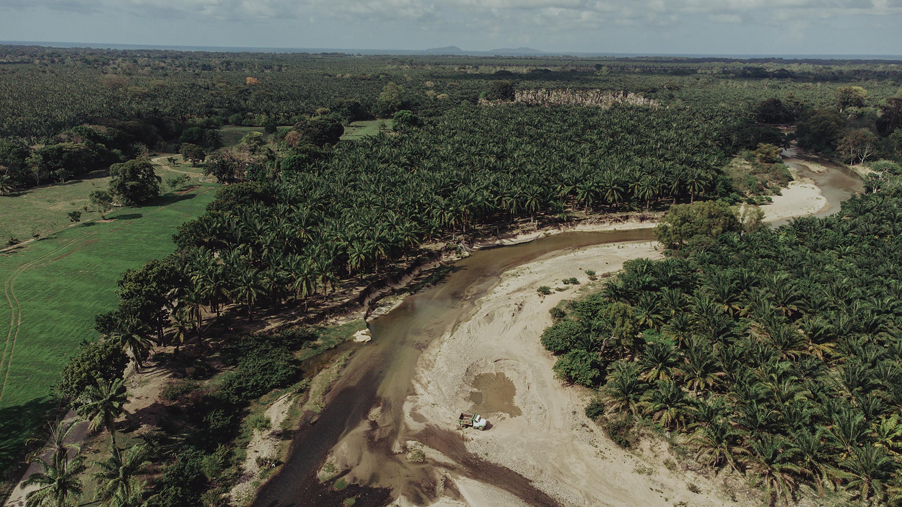 The Papaloteca River cuts through the municipality of Jutiapa, meanders through palm fields, and flows into the ocean at Nueva Armenia, providing potable water to local communities. Private businesses look to extract sand and rocks for construction projects, leading the river to overflow in the winter and flood small plantain and cassava fields. Many families have been unable to replant their crops since the Hurricanes Eta and Iota struck Honduras in November 2020.