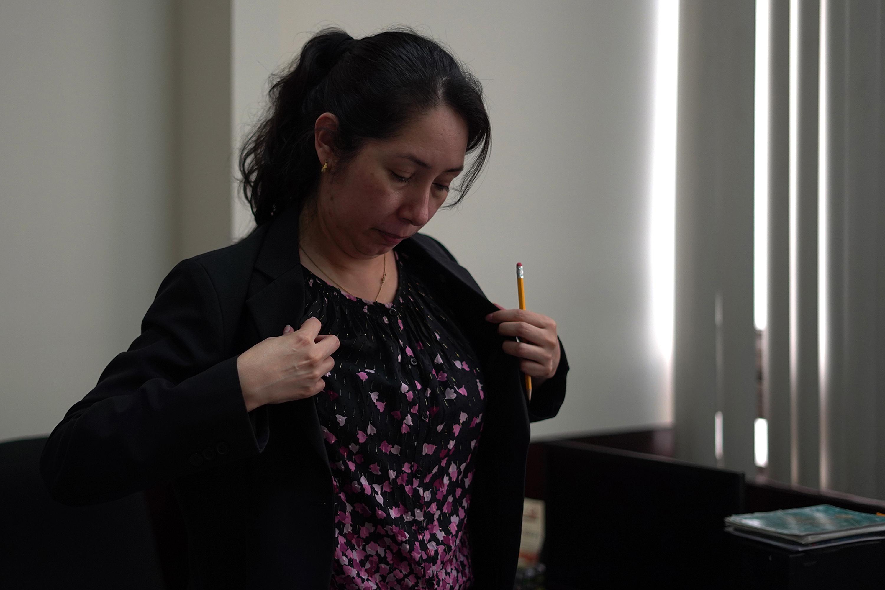 Erika Aifán en su despacho en el Palacio de Justicia de la Ciudad de Guatemala, durante una entrevista con El Faro a finales de febrero de 2022. Foto de El Faro: Víctor Peña.