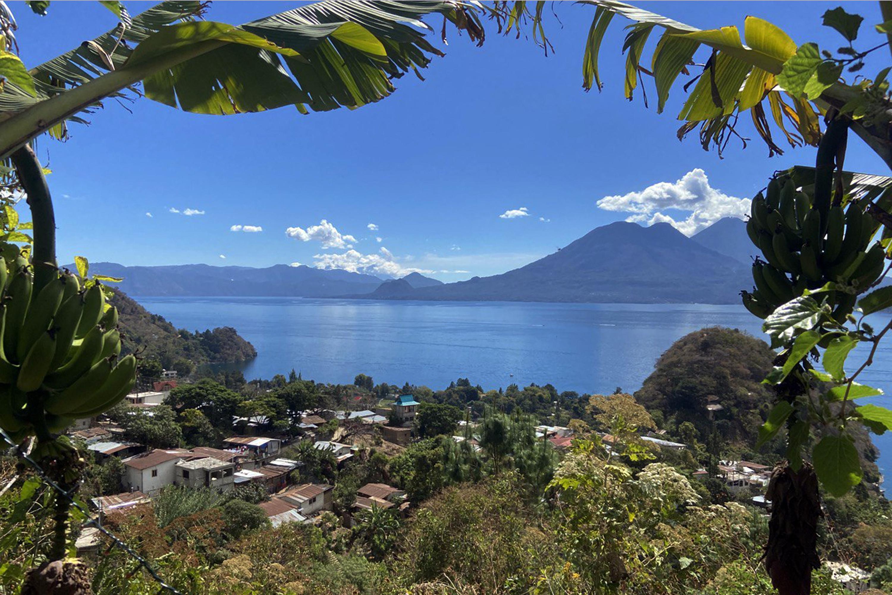 Vista del Lago Atitlán desde el Barrio 2 de San Marcos La Laguna. Los residentes kaqchikel llaman el lugar donde se tomó esta foto Tz