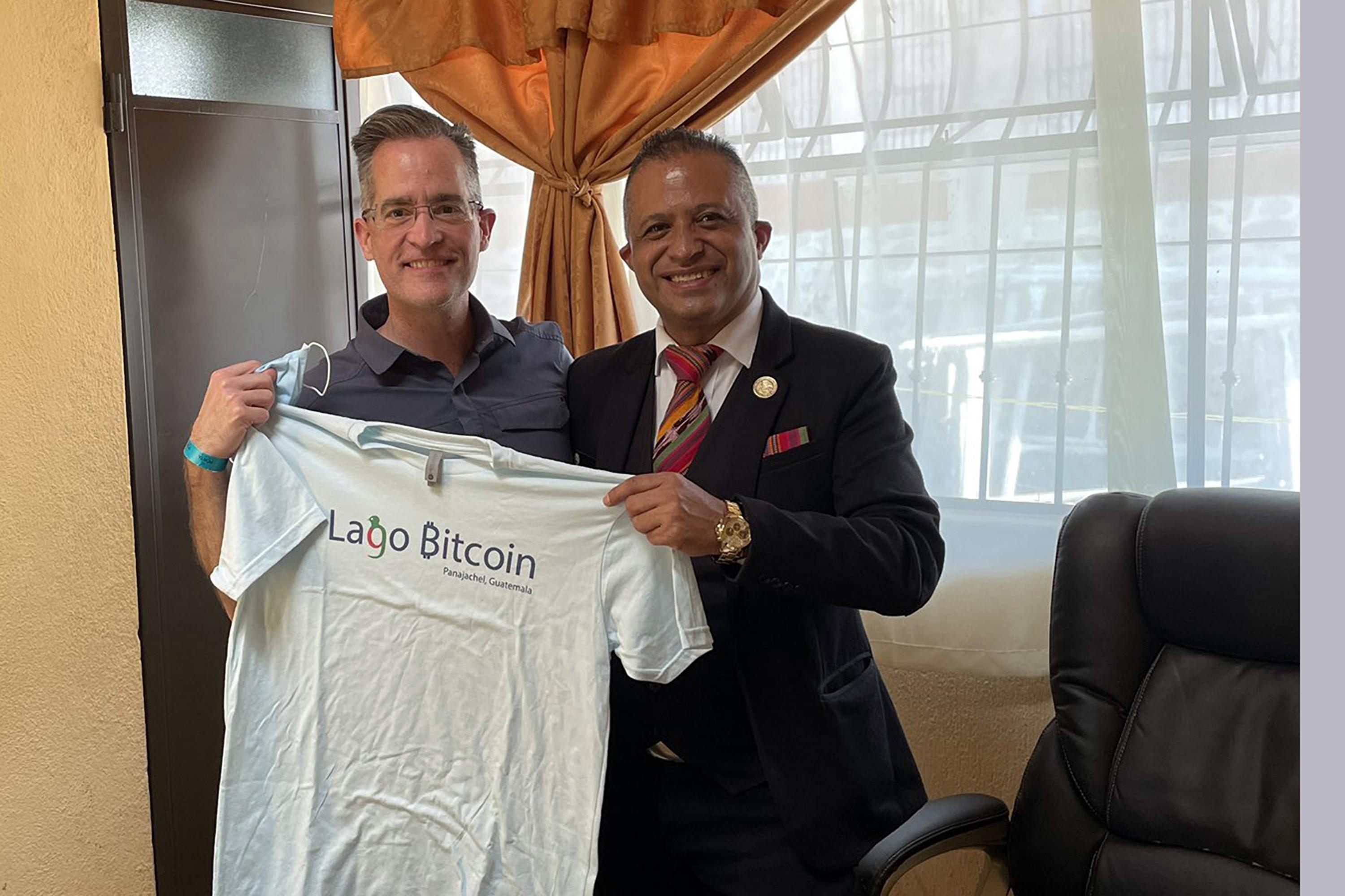 Patrick Melder first met with Panajachel Mayor César Piedrasanta on Jan. 25, 2022. They spoke of the basics of bitcoin, discussed tourism and how to convert natural waste to energy, and left the mayor with $50 dollars’ worth of the cryptocurrency. Photo courtesy of Melder.