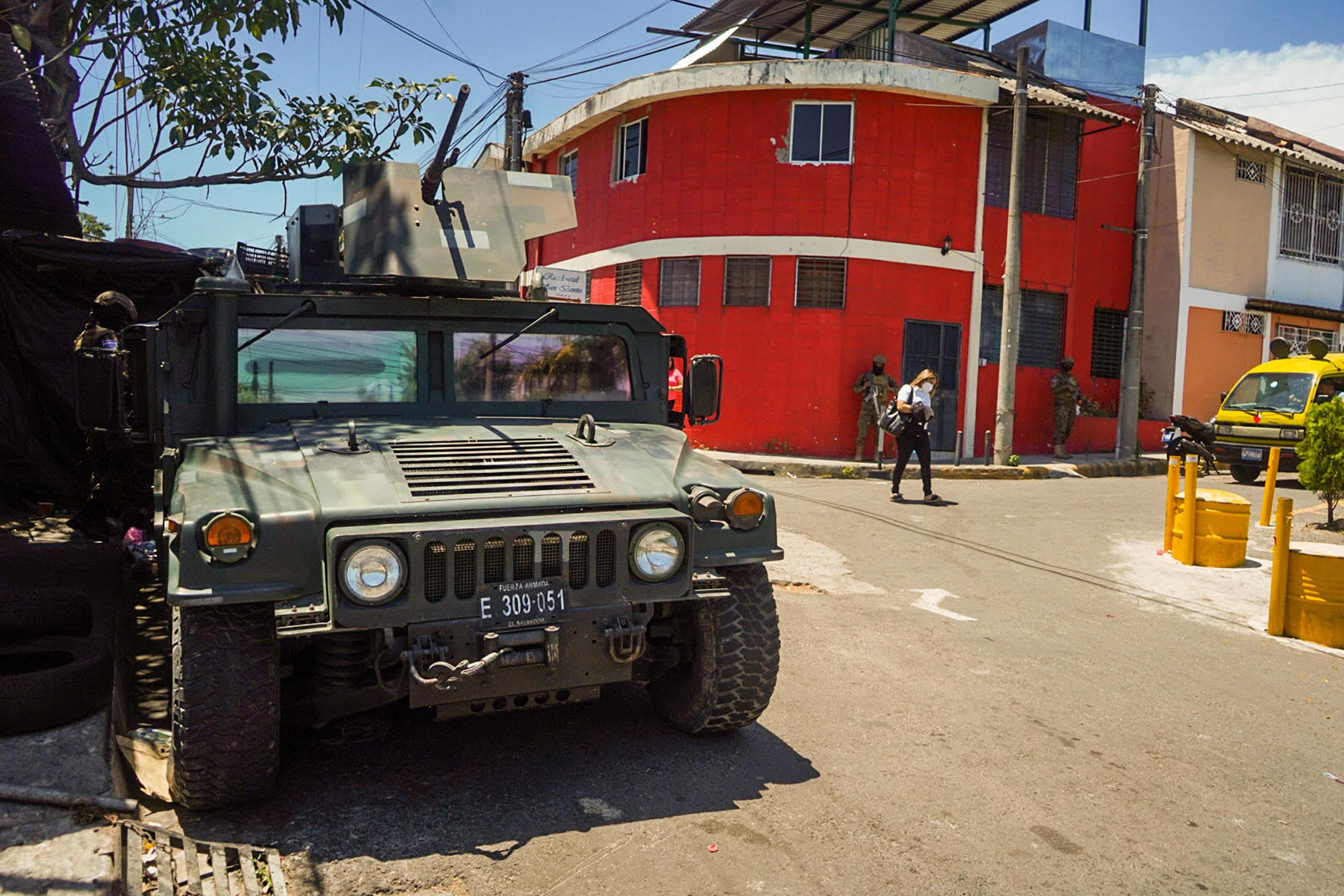 In Las Palmas, San Salvador, the Armed Forces set up a checkpoint to register those coming into the community and detain local gang members after the Legislative Assembly approved a 30-day state of exception in the early hours of March 27. Photo: Carlos Barrera/El Faro