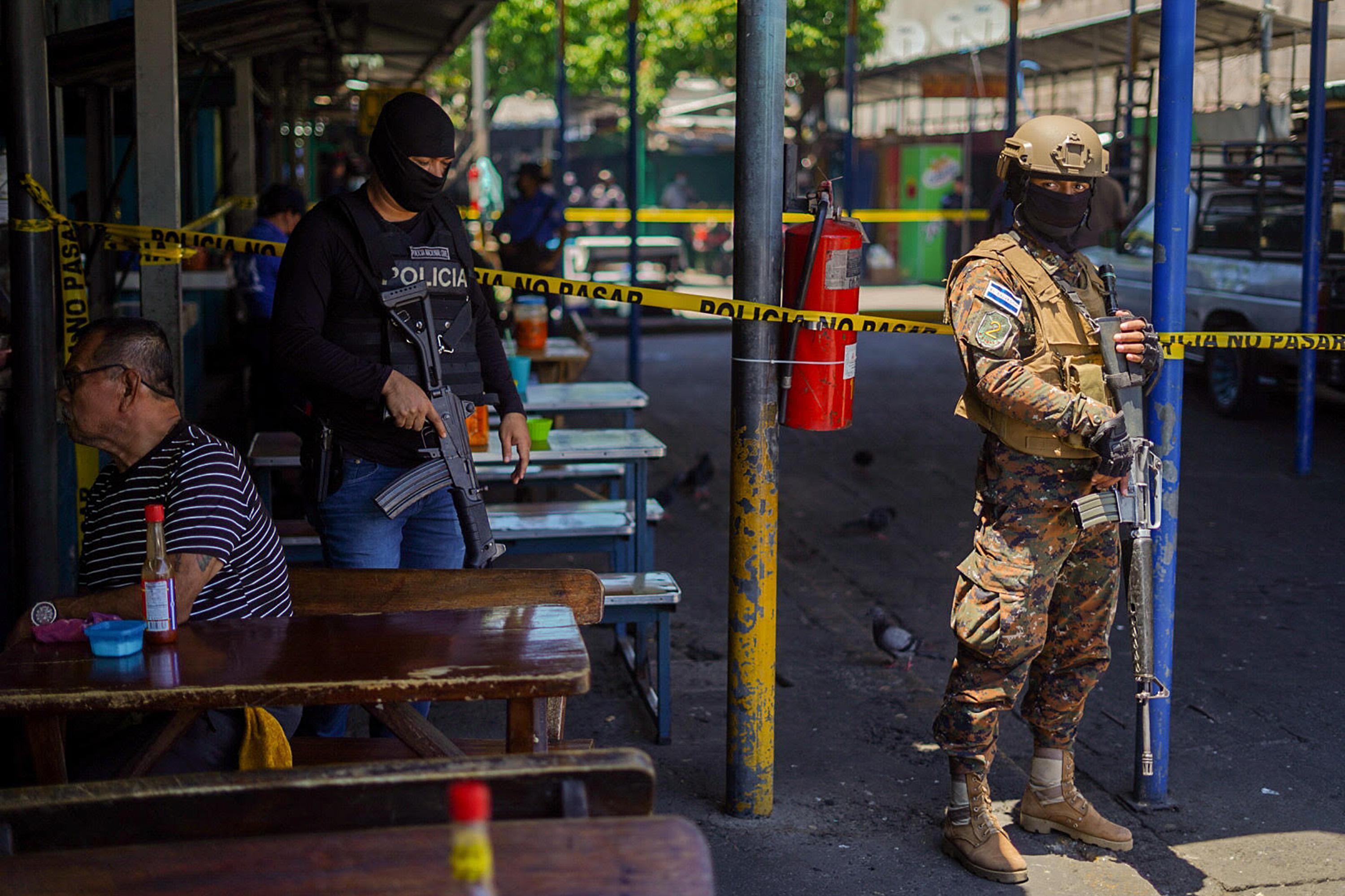 Police and soldiers stood watch at the scene of the third homicide registered in El Salvador on Sunday, March 27, 2022, in a neighborhood known as Ex-Biblioteca. Photo: Carlos Barrera/El Faro