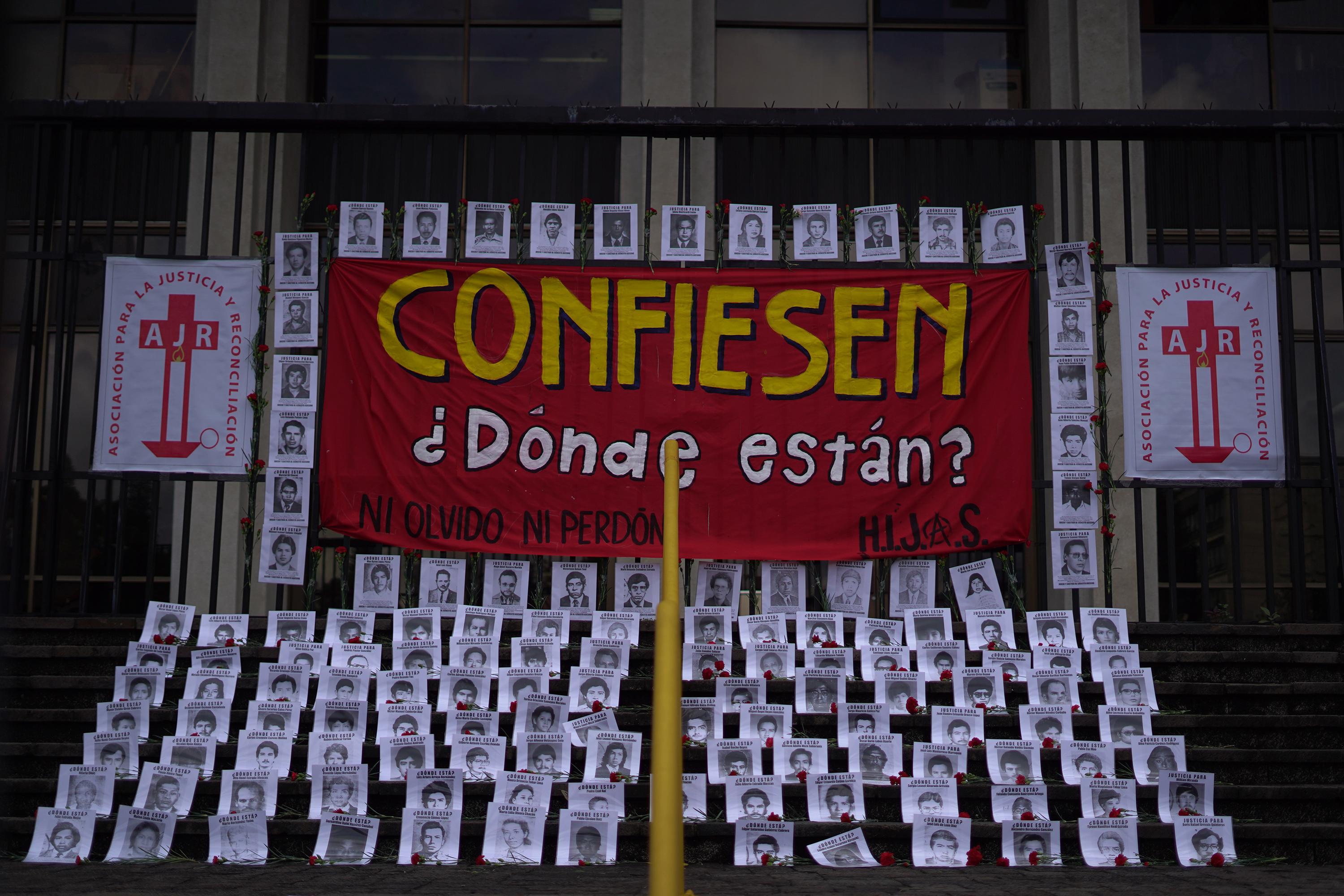 Demonstrators left a tribute to victims outside of the Palace of Justice in Guatemala City on June 7, 2021 during a hearing for the Diario Militar case, also known as the "Death Squad Dossier." Photo: Víctor Peña/El Faro