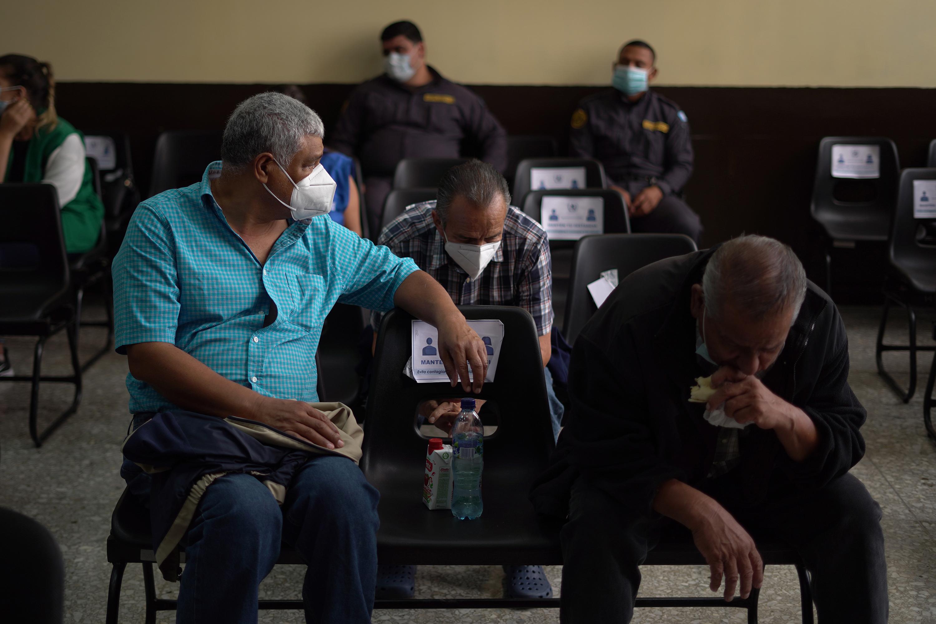 A Guatemalan High-Risk Tribunal held a pre-trial hearing on June 7, 2021 on charges against more than a dozen retired military and police officials for the alleged torture, forced disappearance, and murder of at least 195 suspected political dissidents named in a secret military hit-list between 1983 and 1985. The case is named after the Diario Militar, or "Death Squad Dossier." Foto de El Faro: Víctor Peña.