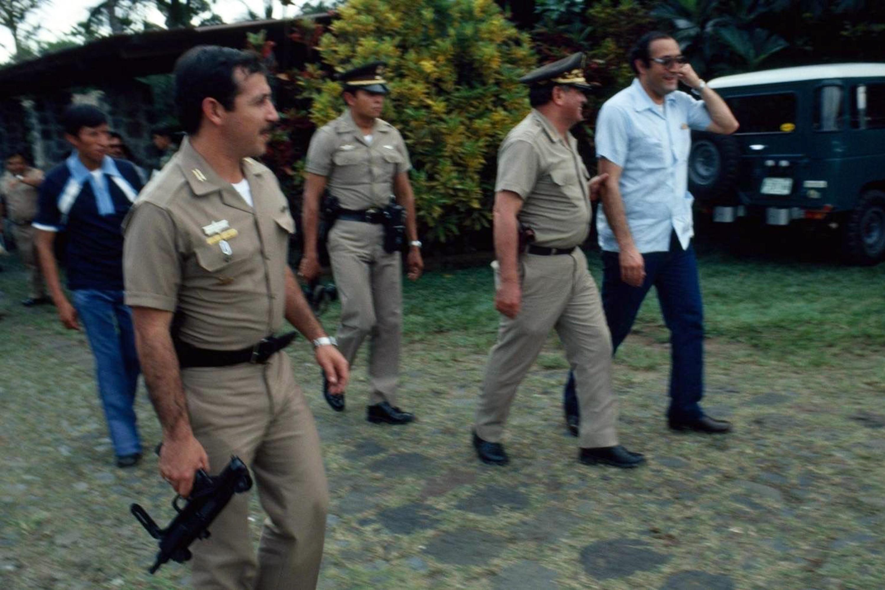 Marco Antonio González Taracena in civilian attire alongside the general and de facto President Humberto Mejía Víctores, who took power in 1983 in a military coup against Efraín Ríos Montt. Prosecutors say the crimes named in the Diario Militar case were carried out by the Guatemalan military and police from 1983 to 1985, under the government of Mejía Víctores. Photo: Jean Marie Simon, courtesy of Verdad y Justicia Guatemala.