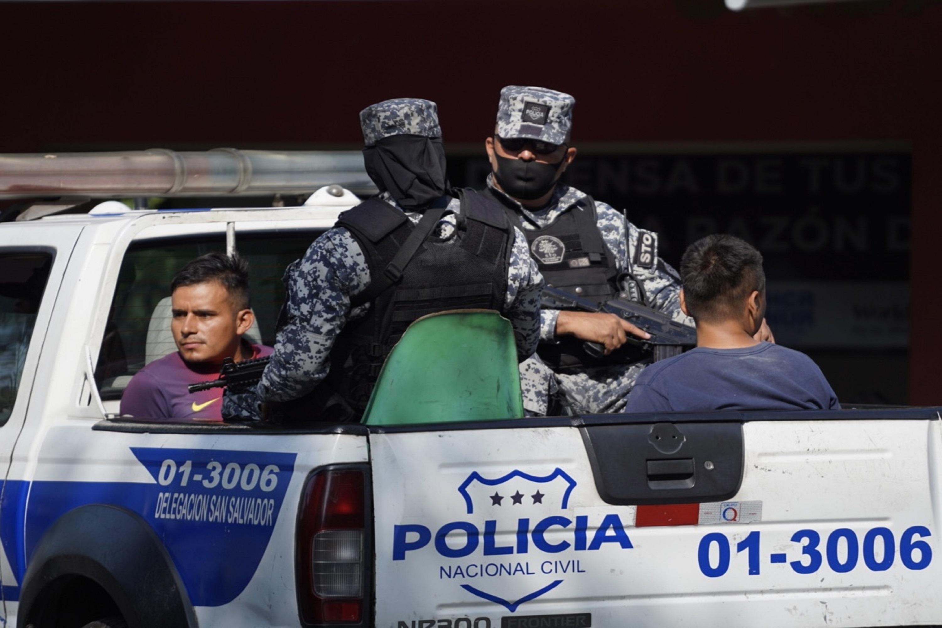 Policías llevan a detenidos a las instalaciones de la Procuraduría General de la República (PGR) para presentarles quiénes serán sus abogados defensores. Foto: Víctor Peña / El Faro