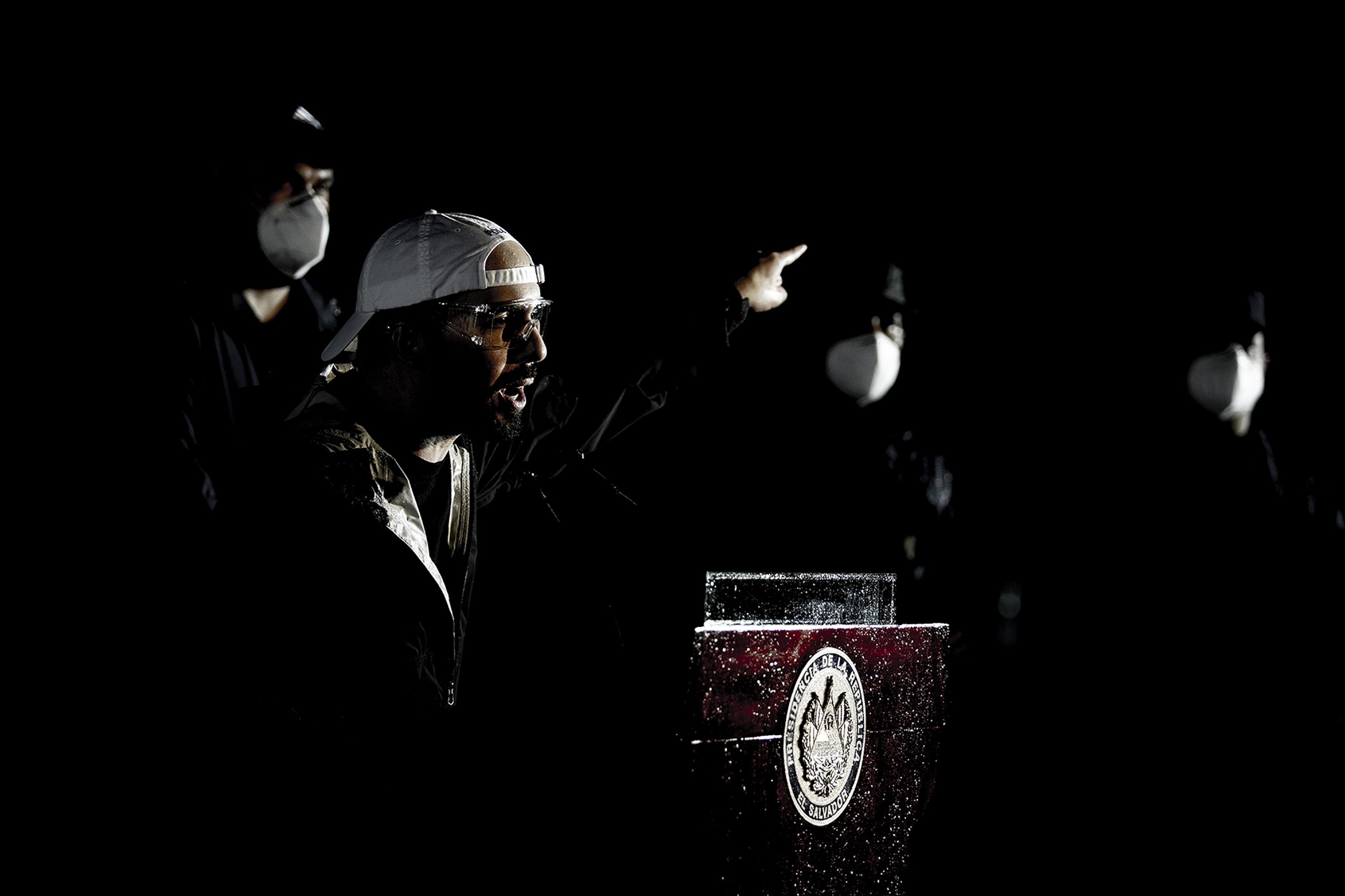 President Nayib Bukele speaks at a press conference on the outskirts of Nuevo Israel, a community in San Salvador, on May 31. The community was impacted by tropical storm Amanda, and Bukele visited the site to announce promises of government aid. Photo: Carlos Barrera/El Faro