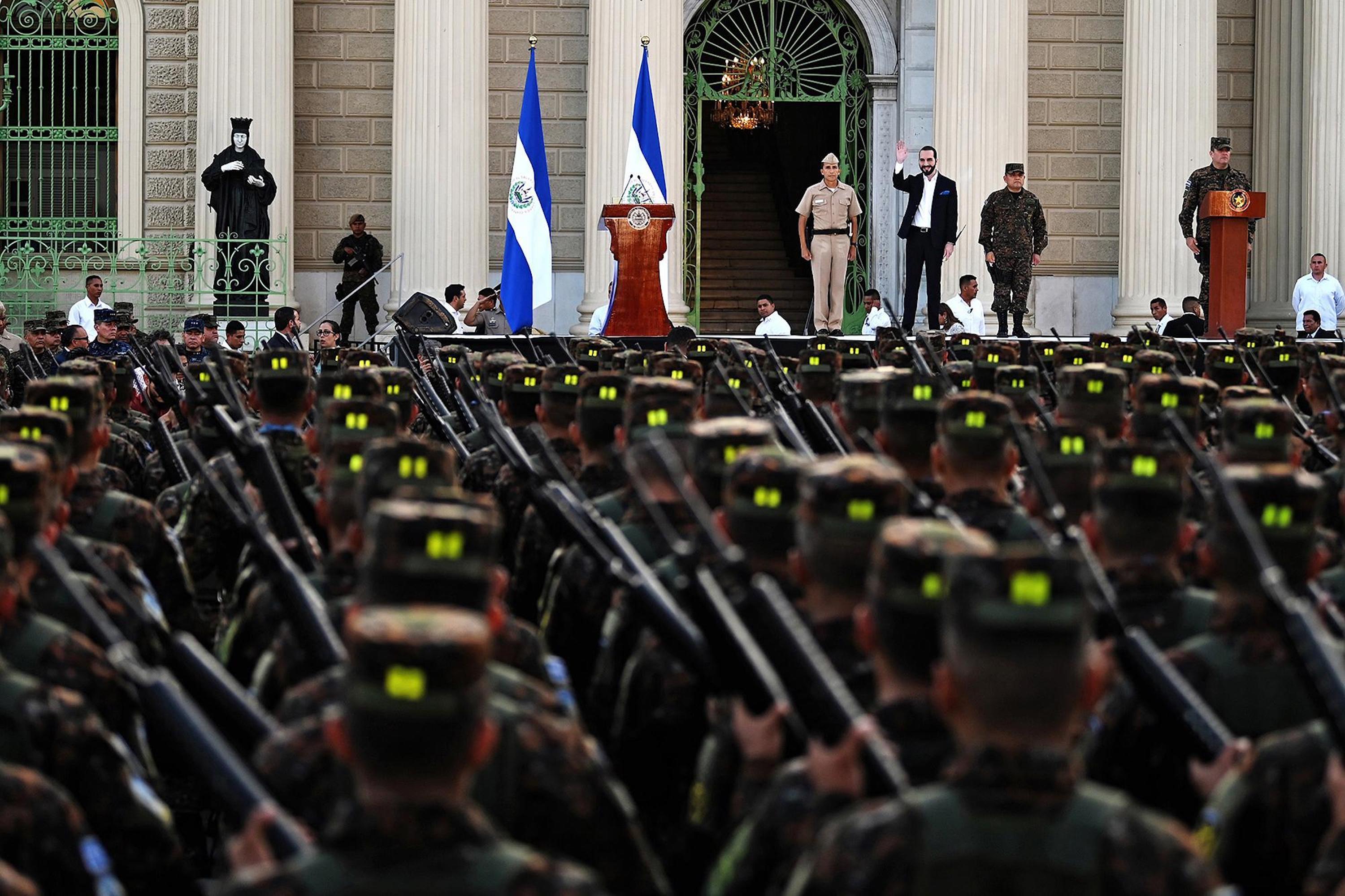 Bukele waves to the Armed Forces in Gerardo Barrios Plaza in the Historic Center of El Salvador on July 29, 2019. In the first two years of his administration, the military budget grew by 70 percent. Photo: El Faro Archive