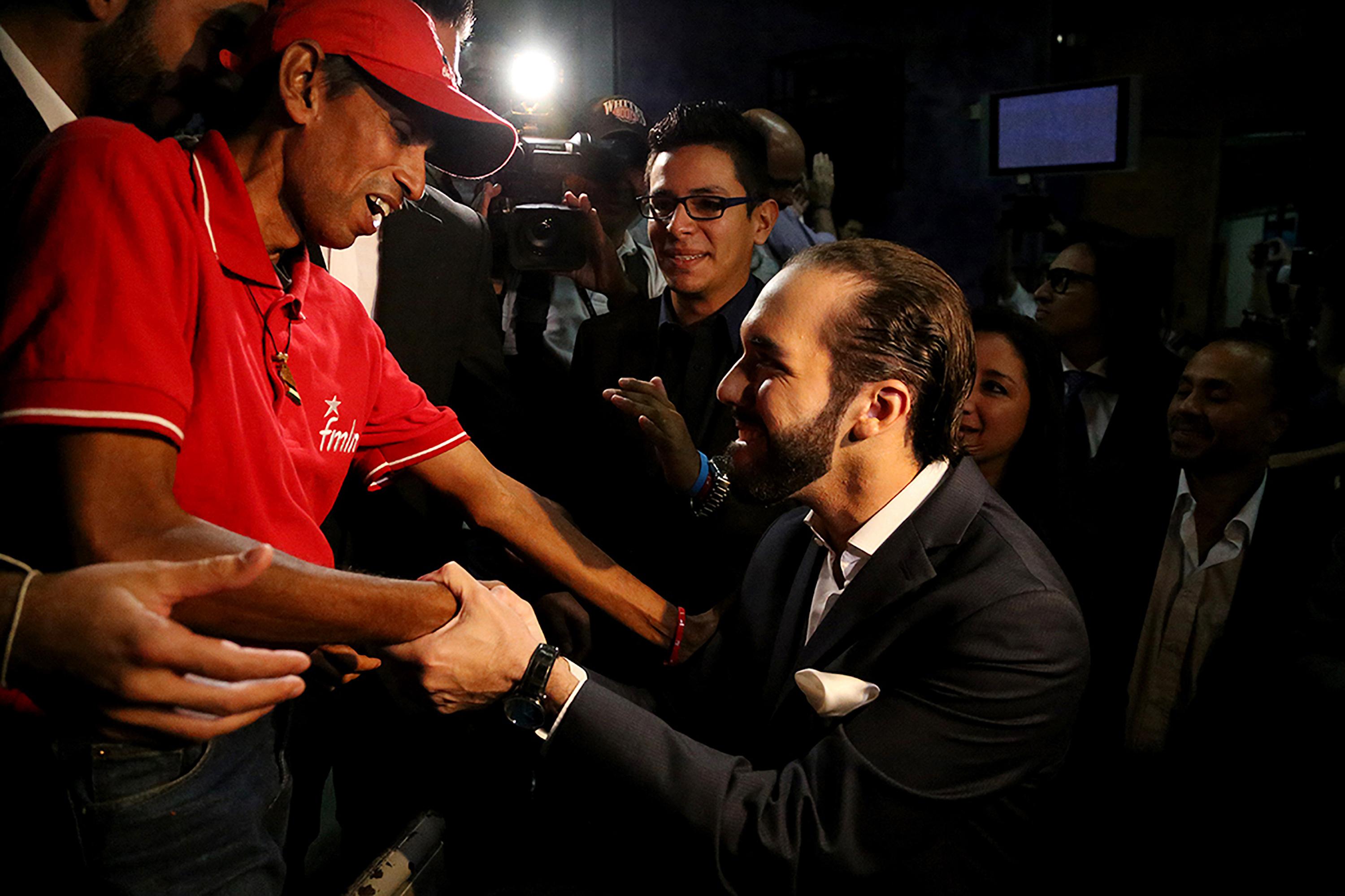 Nayib Bukele greets an FMLN party member at the end of an electoral debate during the San Salvador mayor's race in 2015. The FMLN and their star mayor repeatedly clashed in public from 2012 until his expulsion from the party five years later. Photo: Fred Ramos/El Faro