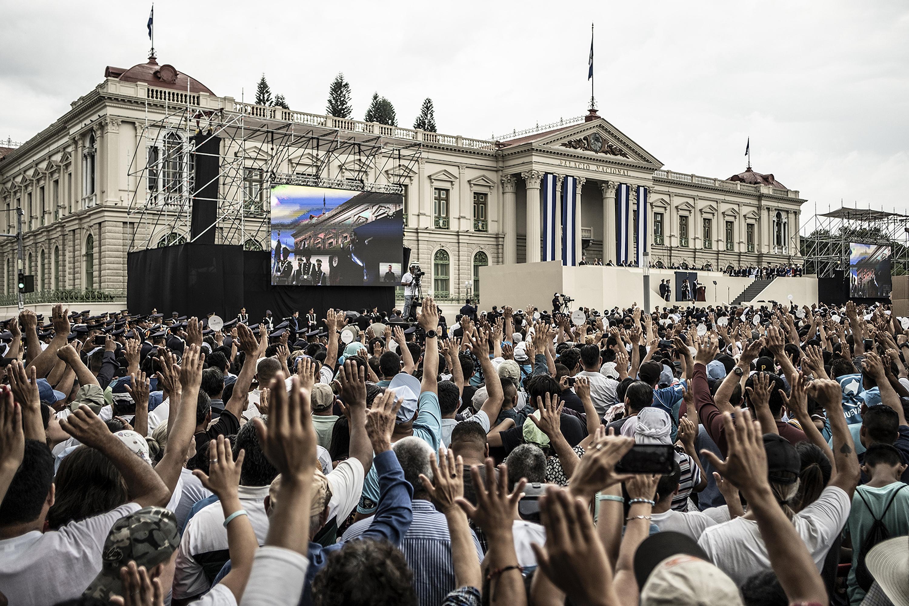 At the end of his inauguration speech, Nayib Bukele asked the crowd to take an oath with him: "We swear to work together to move our country forward, to defend what we conquered on February 3, to change our country despite any obstacle, enemy, wall, and that nobody will stand between God and His people." Photo: Carlos Barrera/El Faro