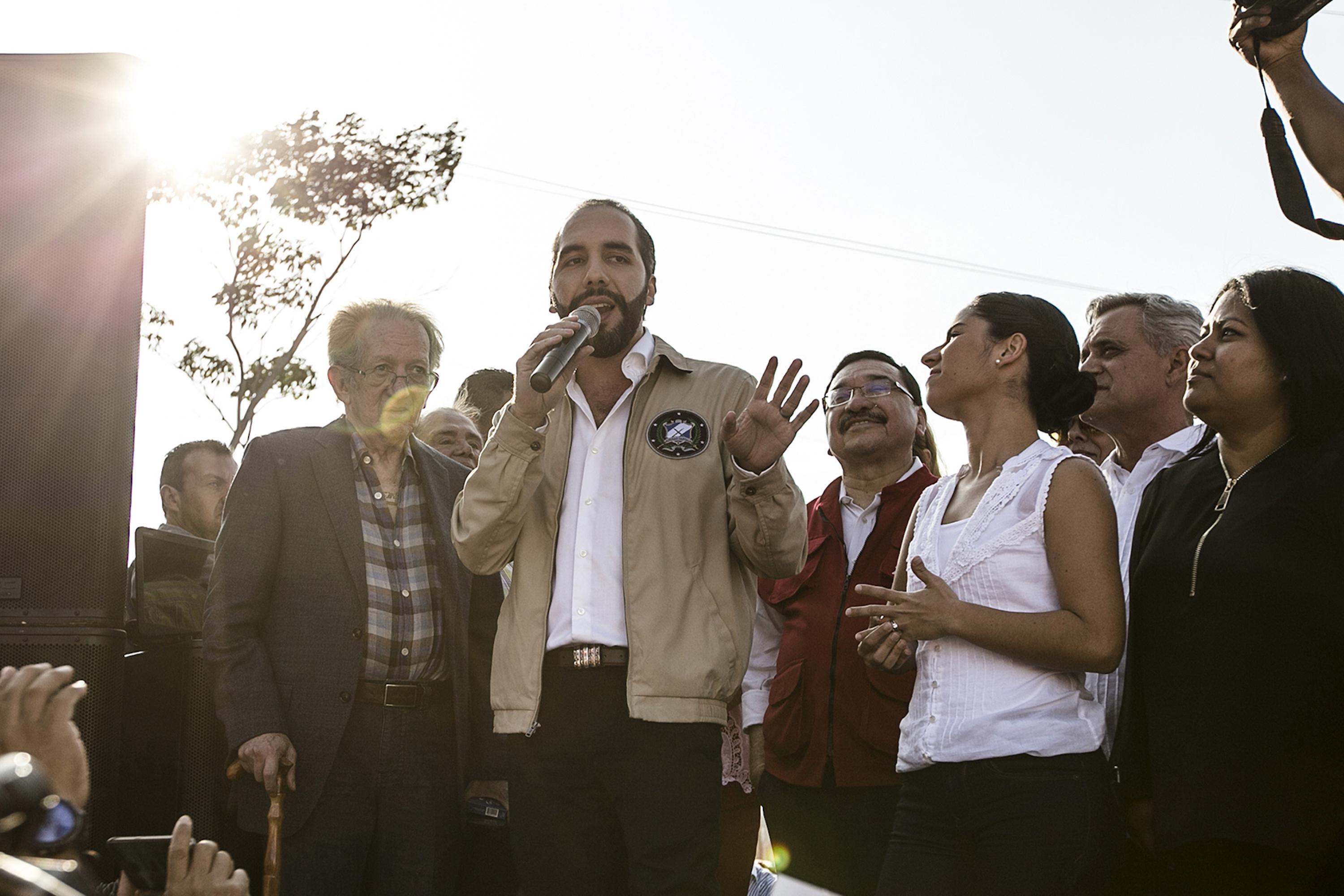 San Salvador Mayor Nayib Bukele meets with the Attorney General's Office in February of 2016 to protest its investigation into his potential involvement in attacks against daily newspaper La Prensa Gráfica. Photo: Fred Ramos/El Faro