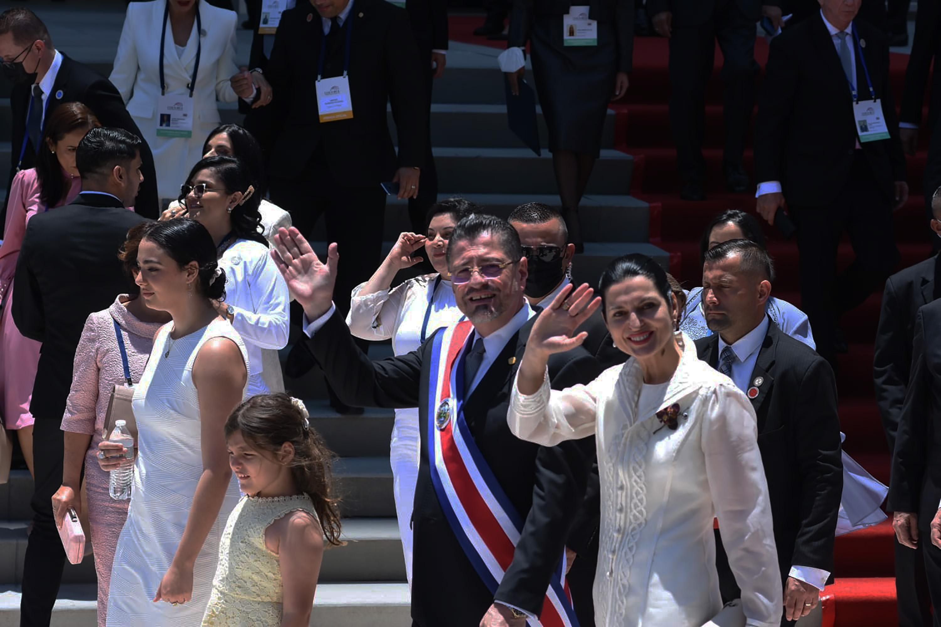 Tras la toma de posesión, el presidente Rodrigo Chaves y su esposa, la primera dama Signe Zeicate se dirigieron a celebrar el primer Consejo de Gobierno. Foto de El Faro: Presidencia de Costa Rica
