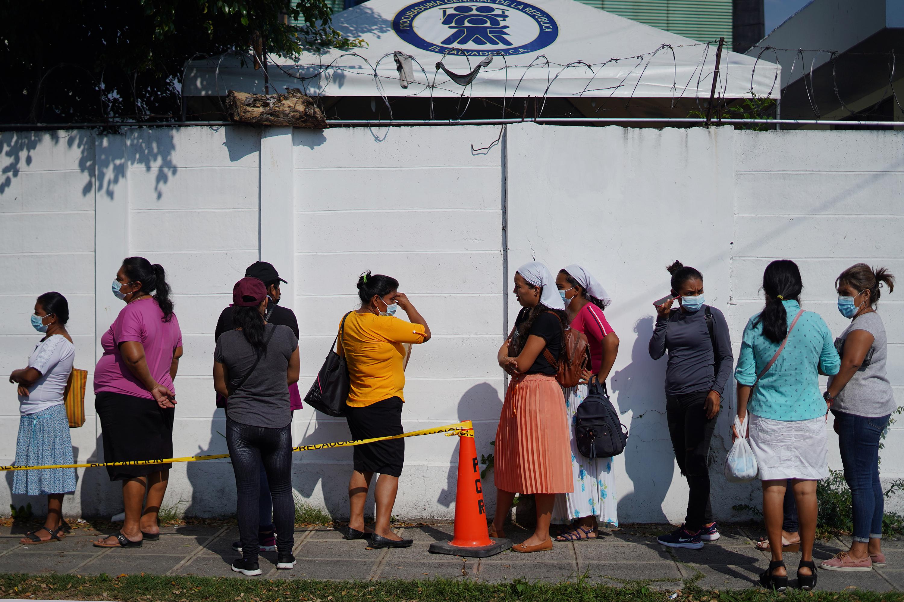 Every morning, dozens of women arrive at the Public Defender’s Office in search of information on the cases of their detained family members and to seek out a public defender able to take on their case. Most of them boarded the first bus to arrive in the early morning. The nine women in this group traveled to the capital from Cojutepeque, San Vicente, Ilobasco, and Usulután. Photo: Víctor Peña/El Faro