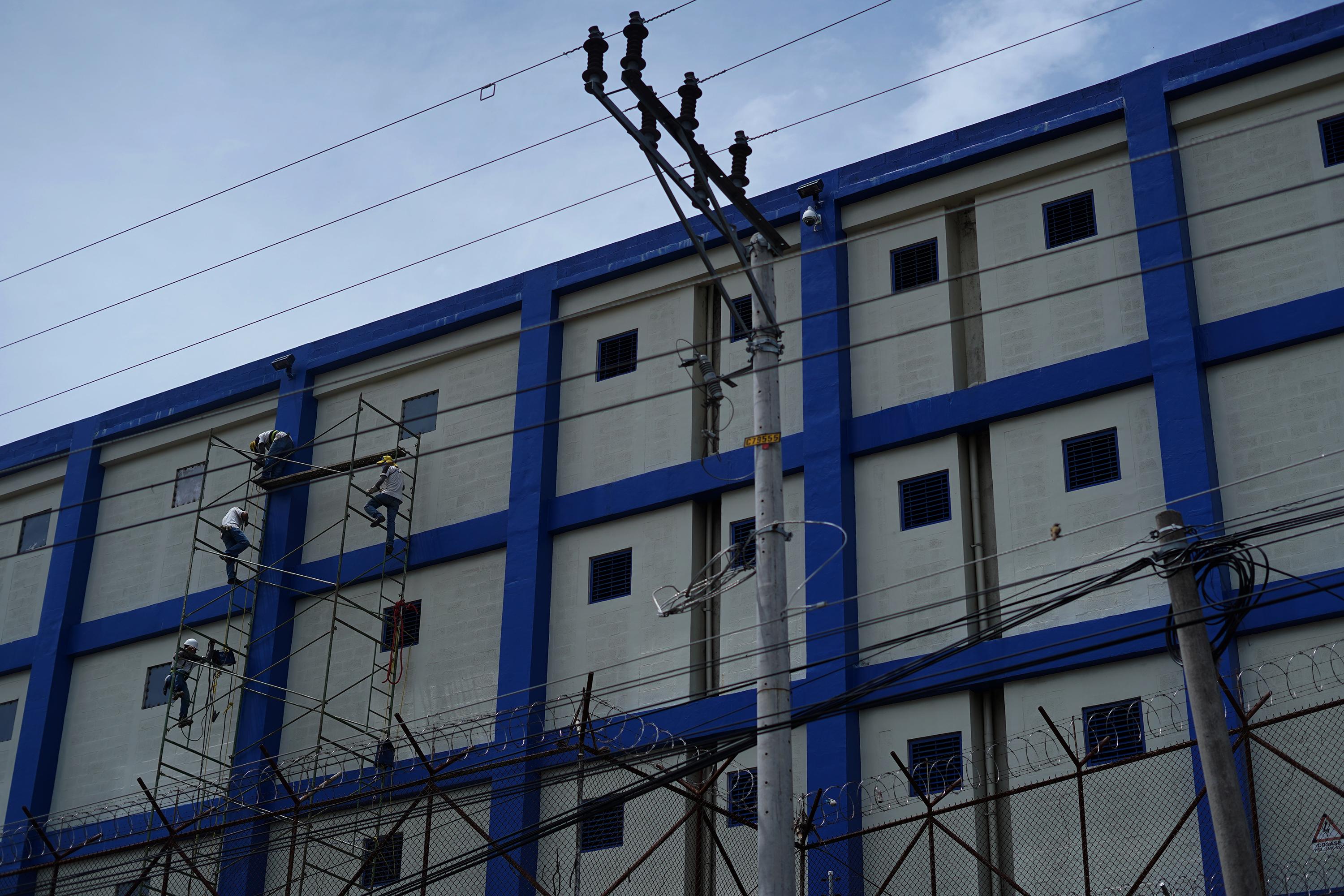 Women approached the new cell block in Mariona to try to catch a glimpse of their family members as detainees poked their heads out of the windows. The Prison Bureau responded by sealing the windows with a layer of sheet metal. Photo: Víctor Peña/El Faro