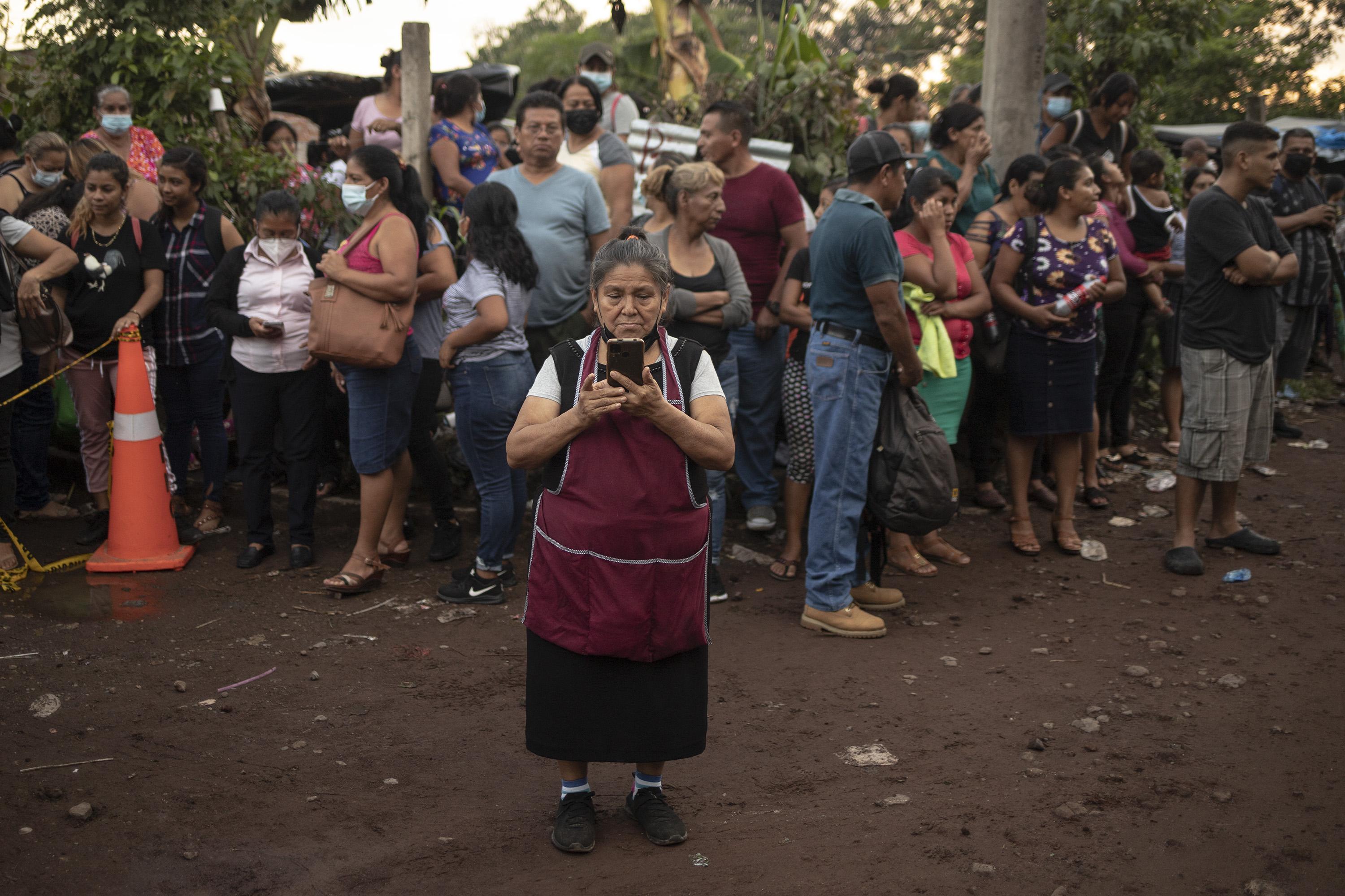 María González, 65, has traveled to Izalco Prison for four days in a row with the hope that they will free her son, detained on March 30 in San Salvador. She withholds his name for his safety: “My son is the breadwinner of my home. He’s a metal worker. Now we are living on his savings. This is a grave injustice,” she said before calling over her son’s partner to say that the authorities were about to let him go. By the end of the day, though, no detainees had been released. Photo: Carlos Barrera/El Faro