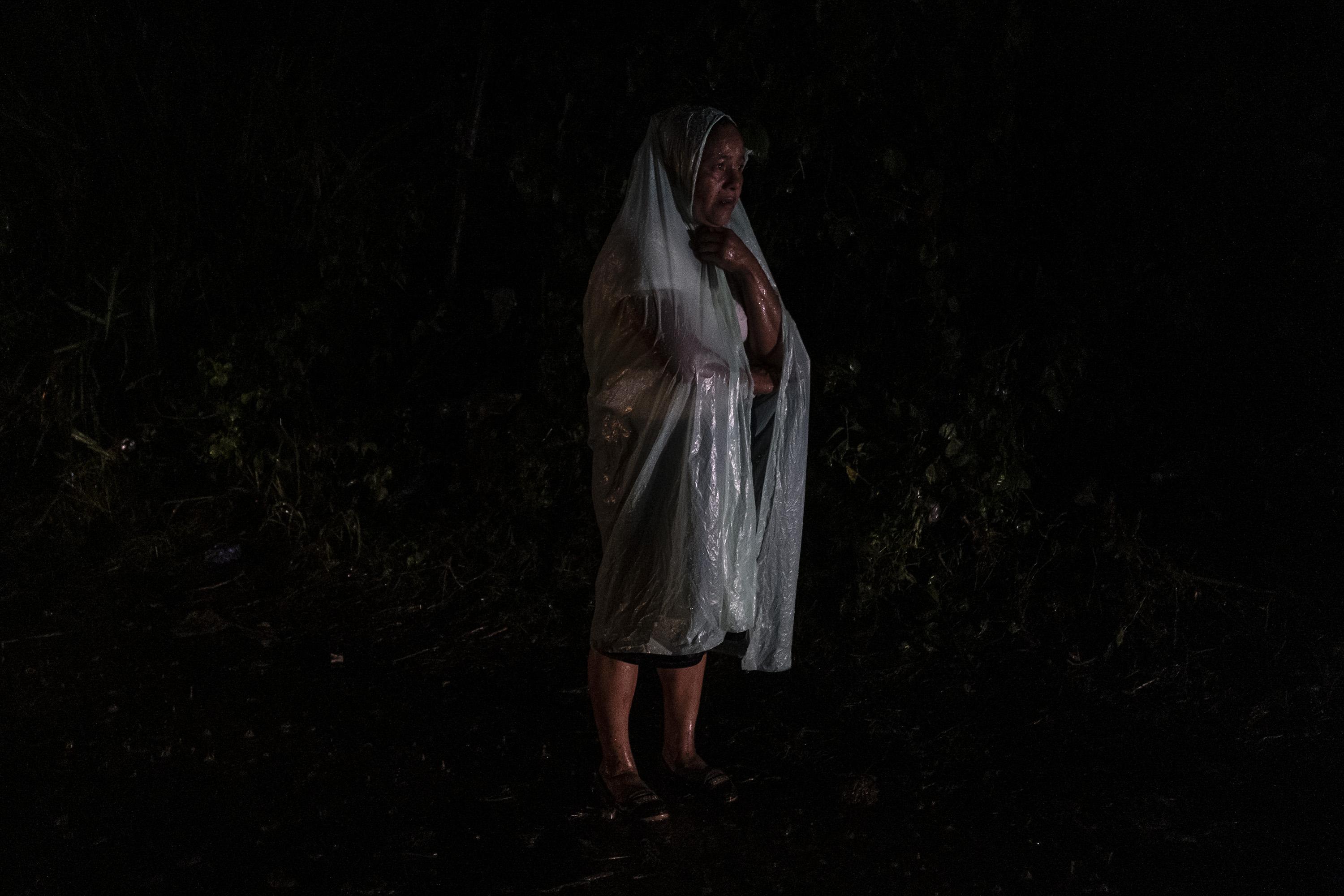By 7:30 at night on April 27, the four men released from Izalco had already been reunited with their families. Noelys González continued waiting in the storm, along the edge of the dirt road leading to the prison facility, in the hopes of catching a glimpse of her brother, a cab driver arrested on April 7 in Juayúa, Sonsonate. She had no idea how she would return home that night. “I don’t know if I’ll leave here on foot or sleep here in the street. I was hoping my brother would be released today, and I’ll stay here. Maybe he’ll show. Every day dozens of women trod down this path with the same hope. Most of them end the day frustrated and exhausted from the heat and seasonal rain. Photo: Carlos Barrera/El Faro