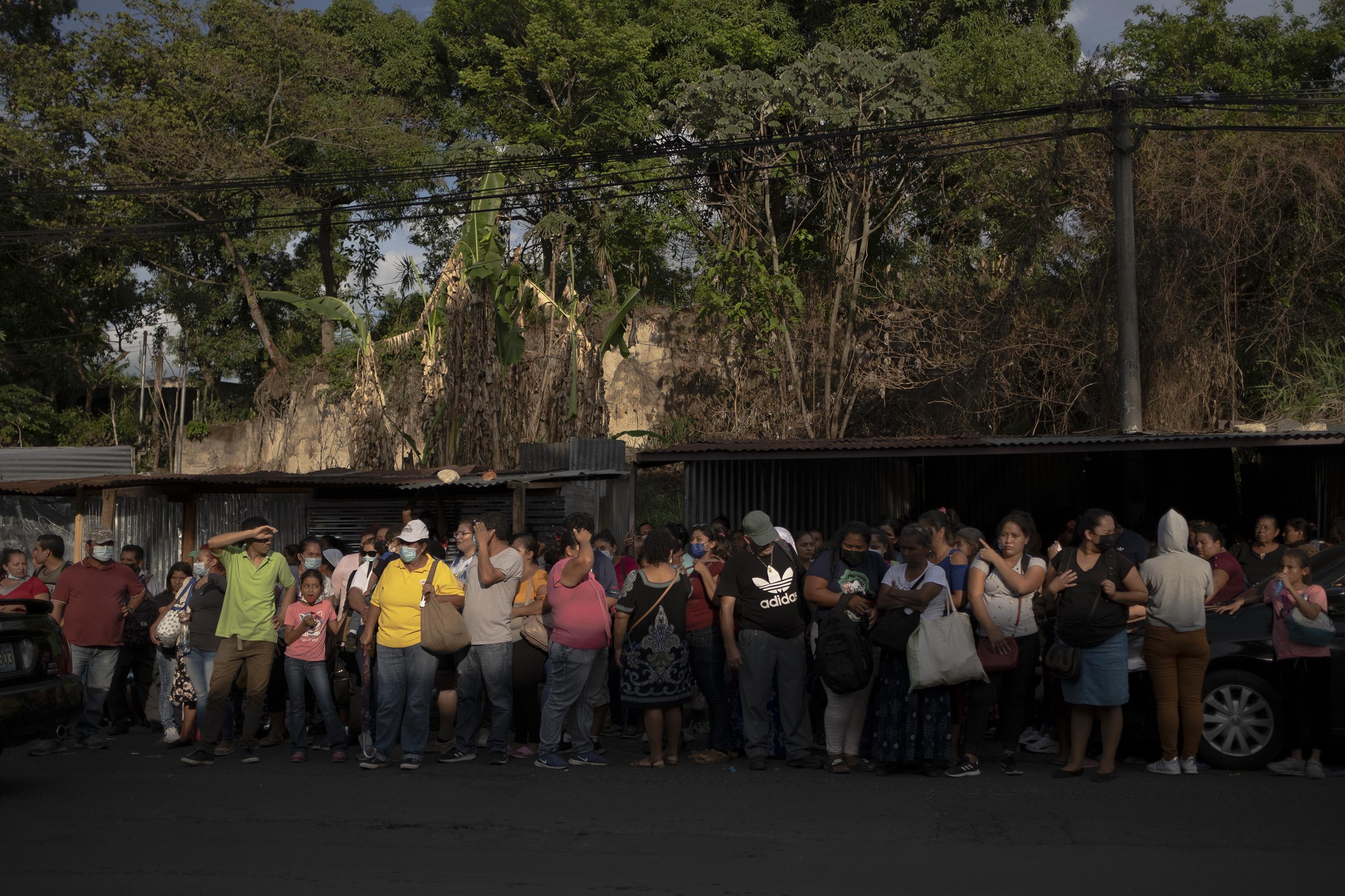 Todos los días, decenas de personas esperan de pie a que alguien salga del Centro Penal de Mariona con información acerca de los detenidos durante el Estado de Excepción. De esas personas, las que viven en San Salvador y su periferia se retiran cuando ya es de noche. Quienes llegan del interior de El Salvador se quedan a dormir en la calle.