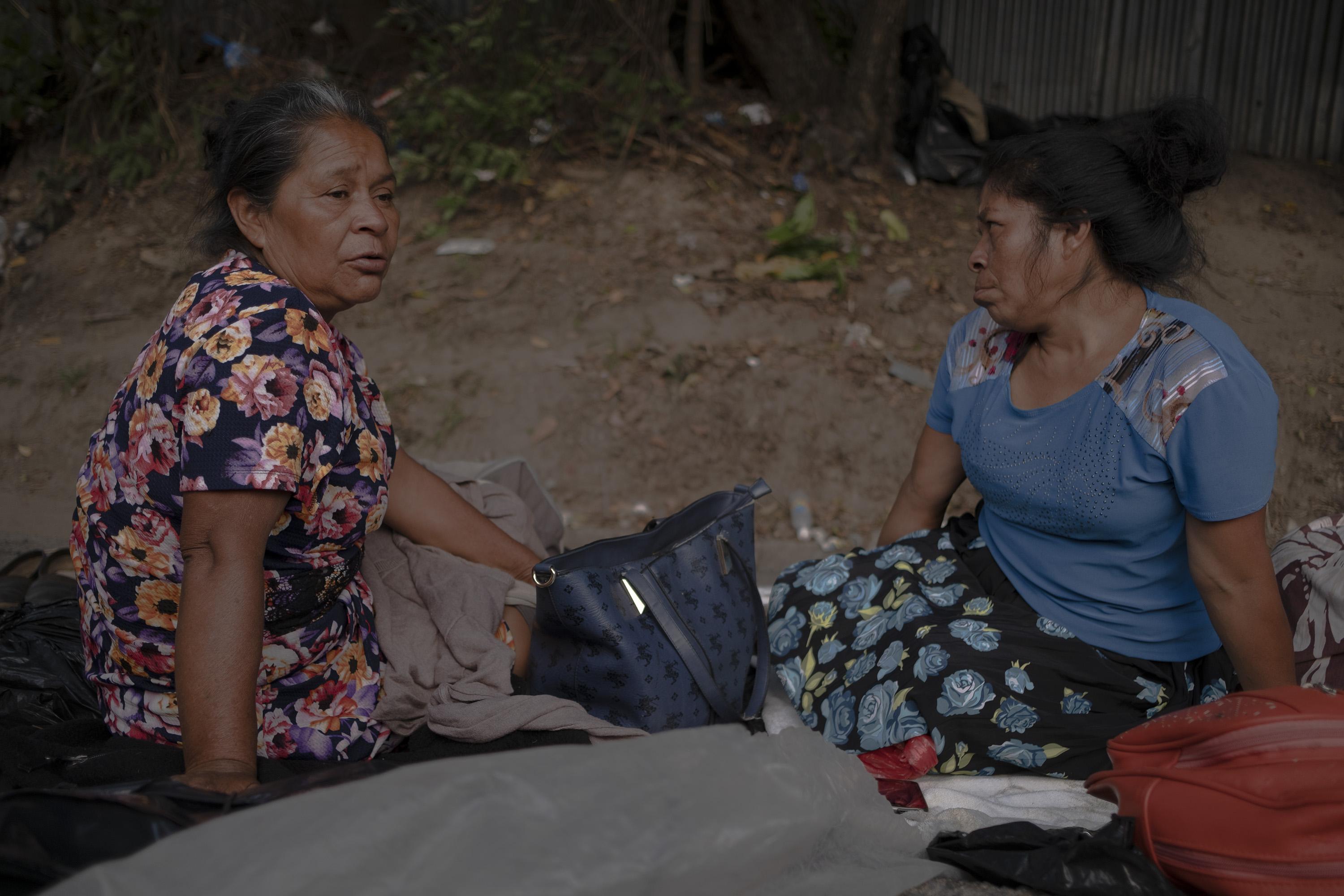 Juana María Ramos, de 58 años, y Olinda Ramírez, de 47, se conocieron afuera de Mariona. Duermen juntas en la calle y se apoyan con la comida. Son madres solteras, las dos tiene a un hijo detenido en el centro penal. Aseguran que los dos jóvenes son campesinos y ellas amas de casa. 