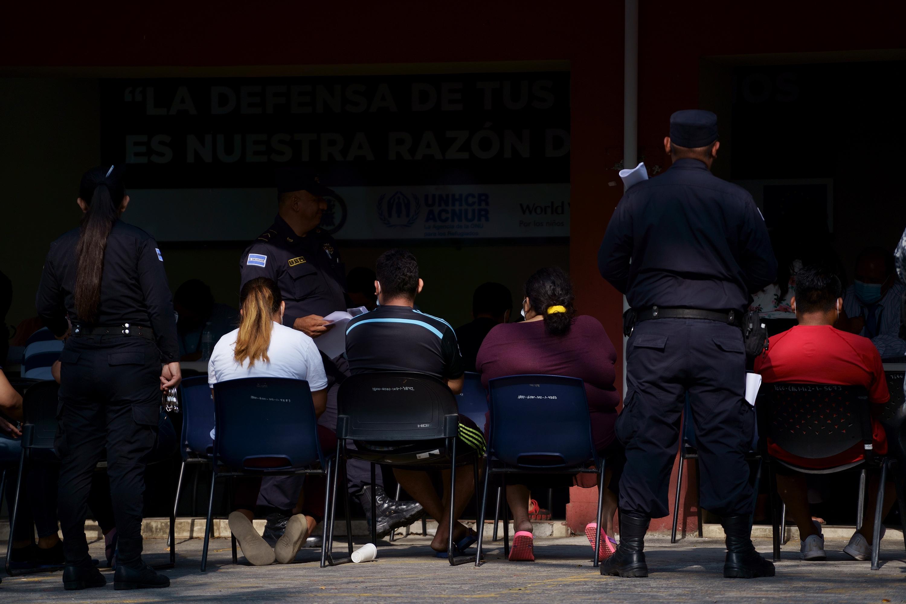 Varios de los detenidos durante el Régimen de Excepción permanecen  frente a los defensores públicos de la Procuraduría General de la República que dan seguimiento a sus casos, el 25 de abril de 2022. Foto de El Faro: Víctor Peña.