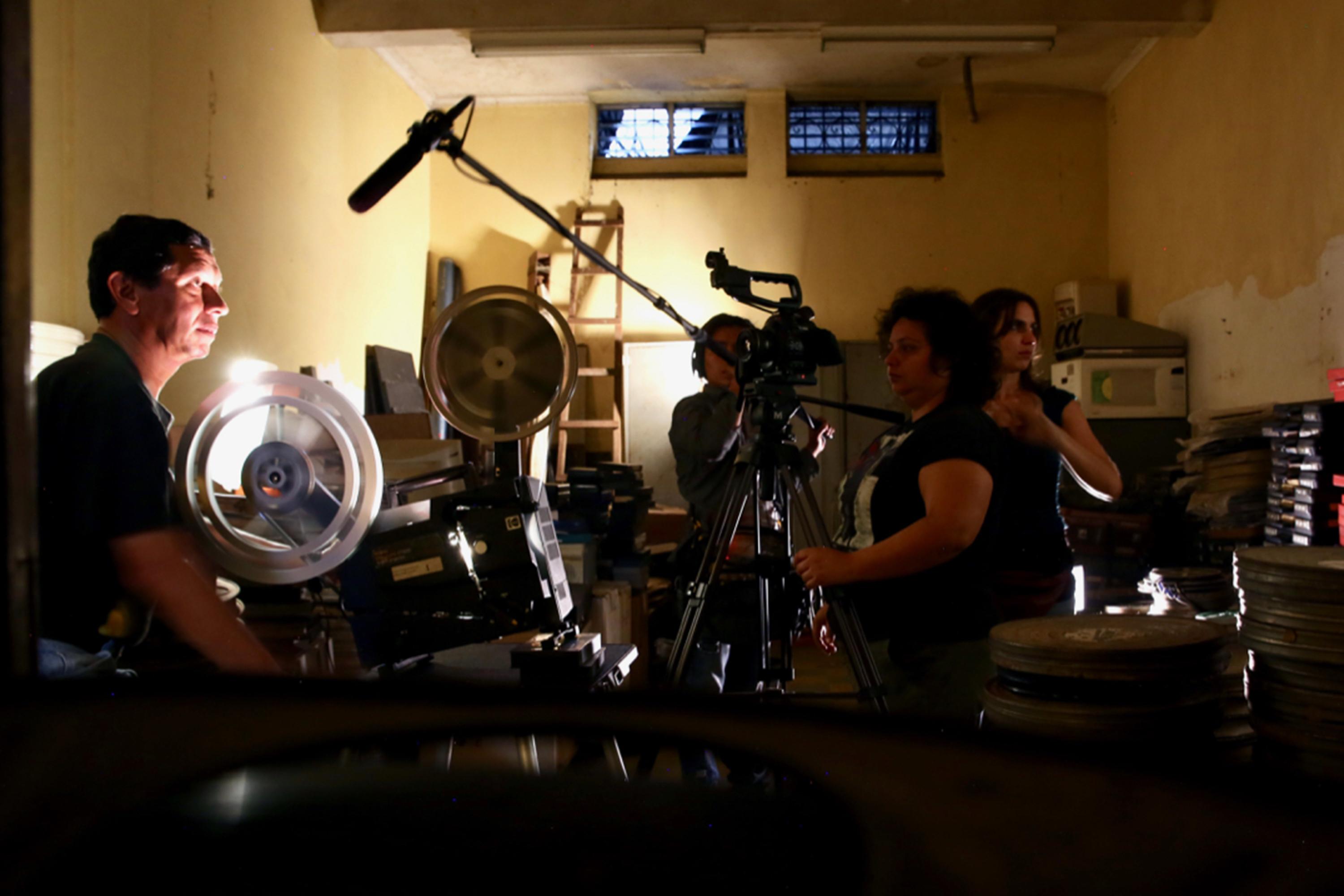 Al lado derecho está Taracena con su equipo durante el rodaje de El silencio del topo en la Cinemateca Nacional de la Ciudad de Guatemala. La producción de la película tomó siete años antes de su estreno en 2021. Foto de El Faro: Anaïs Taracena