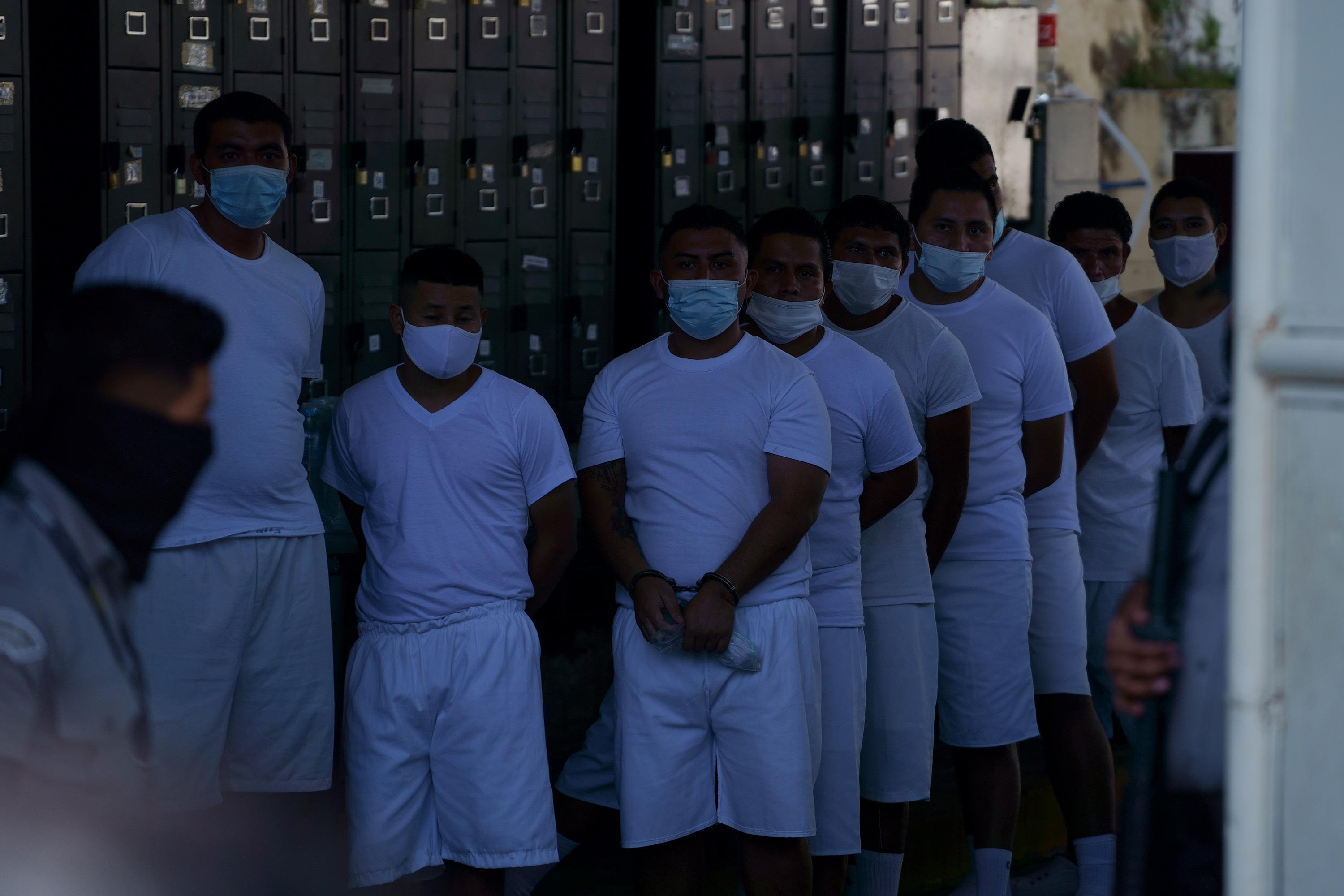 Personas detenidas durante al estado de excepción esperan a ser transferidos del penal de Mariona hacia el complejo judicial Isidro Menéndez. Afuera, muchas personas se apretujaban intentando identificar a sus familiares detenidos. Foto: Víctor Peña/El Faro