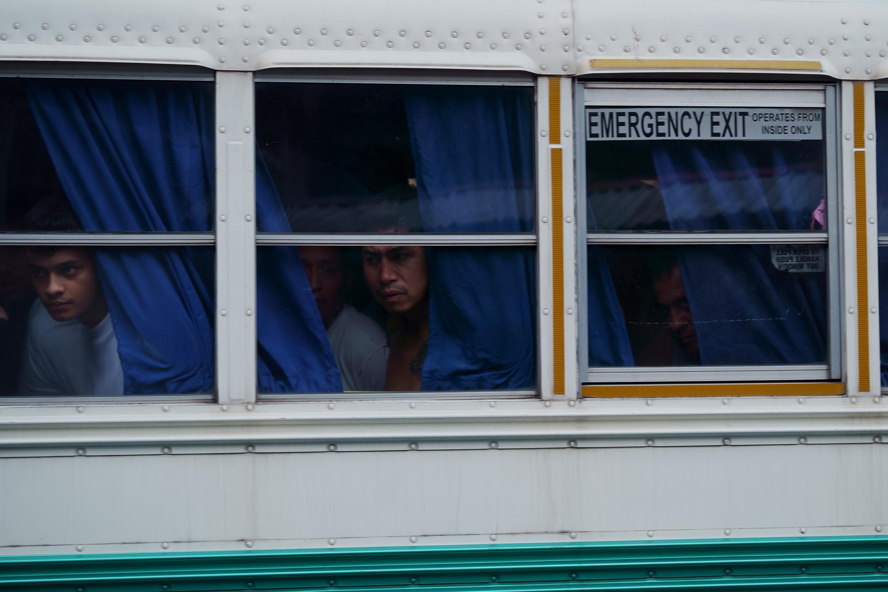 Men detained during the state of exception are transferred to Mariona Prison from various holding centers, where they spent more than 15 days. Photo: Víctor Peña/El Faro