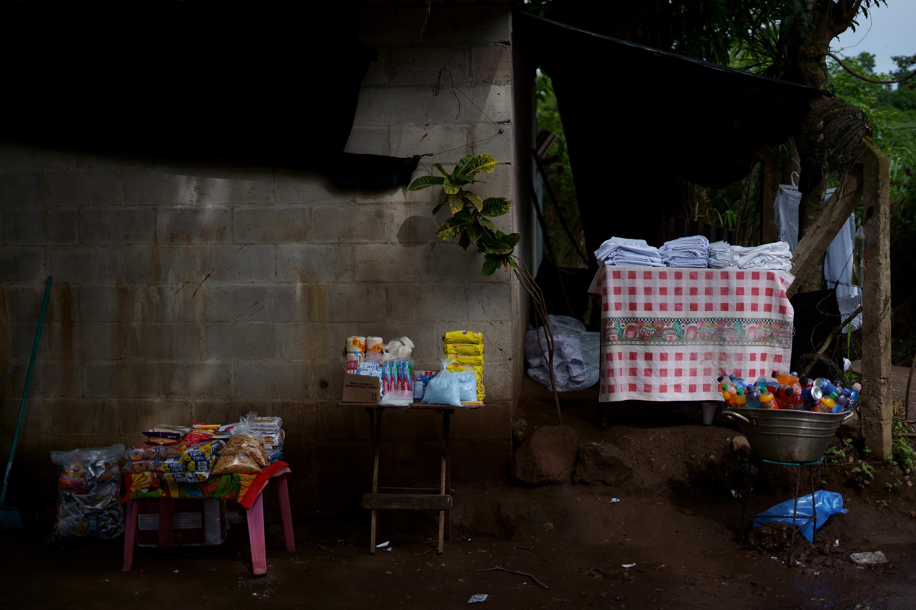 A new shop is set up in front of a house on the main street leading to Izalco Prison. This  pop-up store has a big bucket full of ice and sodas, water, and other beverages; a table with soap, laundry detergent, toothpaste and rolls of toilet paper; another table overflowing with snacks; and another with towels and linens for prisoners. “We just recently opened, because of everything that’s been going on,” the owner, Johnny, told El Faro. “This state of exception thing — it’s been a beacon of hope for business.”