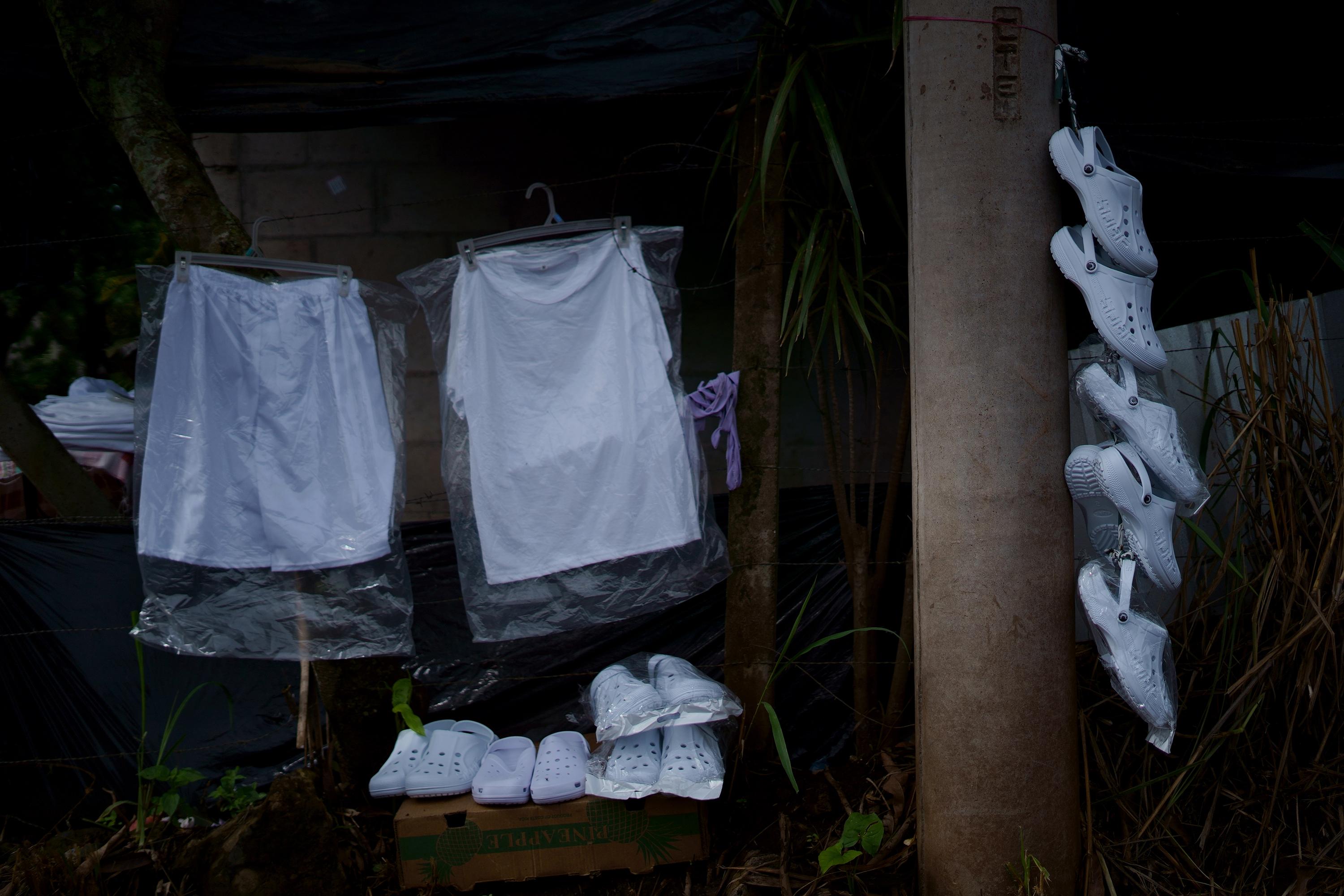 Outside El Salvador’s prisons, scenes like this have become increasingly common since the beginning of the state of exception. Demand is high, and each seller has their own special bargain: $50 gets you a package with two pairs of underwear, two shorts, two shirts, two pairs of socks, two bars of soap, two bars of laundry soap, one bag of Rinso detergent, two tubes of toothpaste, a toothbrush, one pair of Crocs and 12 rolls of toilet paper.
