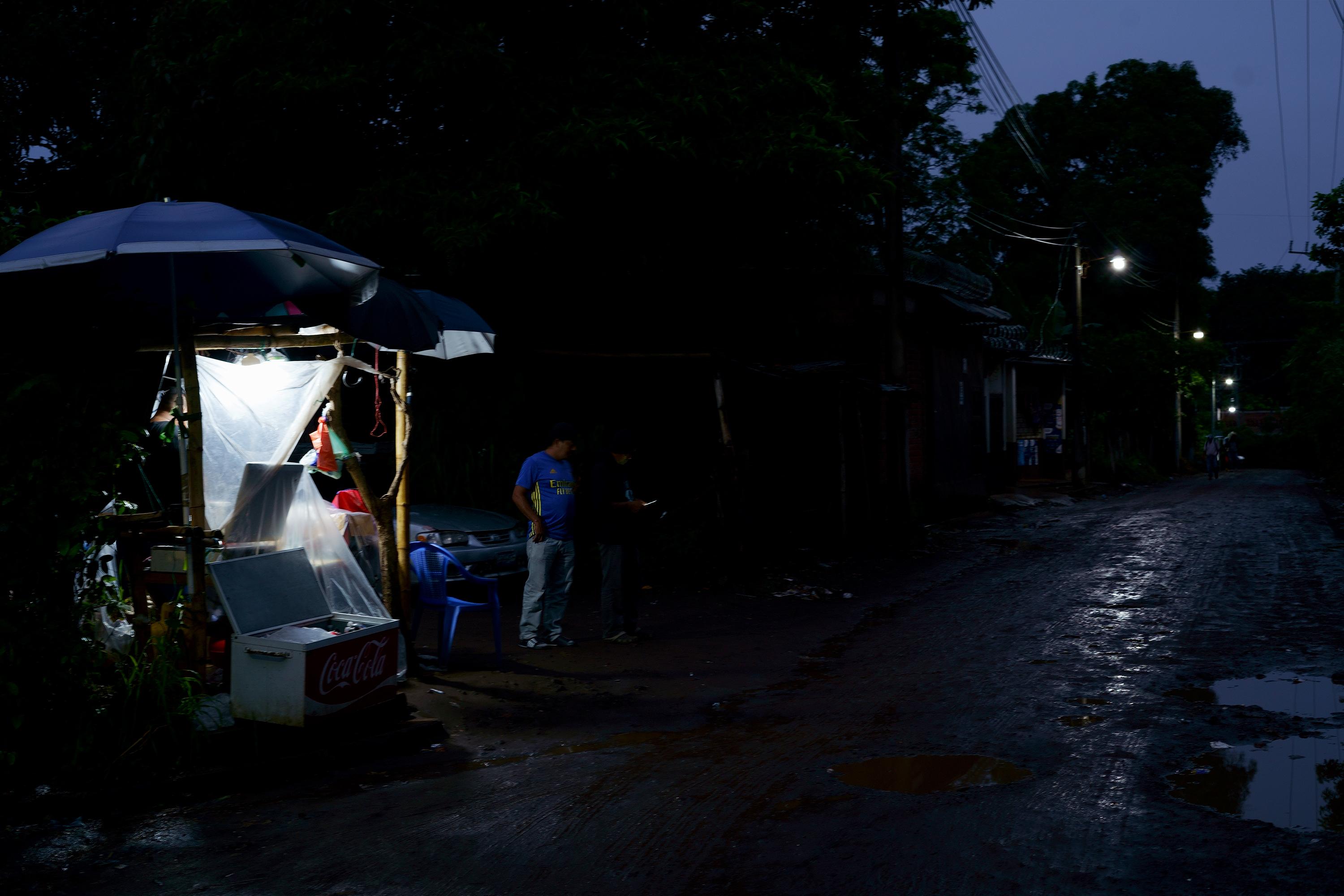Every day, from dawn to dusk, residents who live near the prisons offer products and services to the families of those imprisoned under the state of exception. Cries of vendors fill the air, advertising their offerings: parking, bathrooms, snacks, pupusas, coffee, masks, and plastic bags to make packages for prisoners.