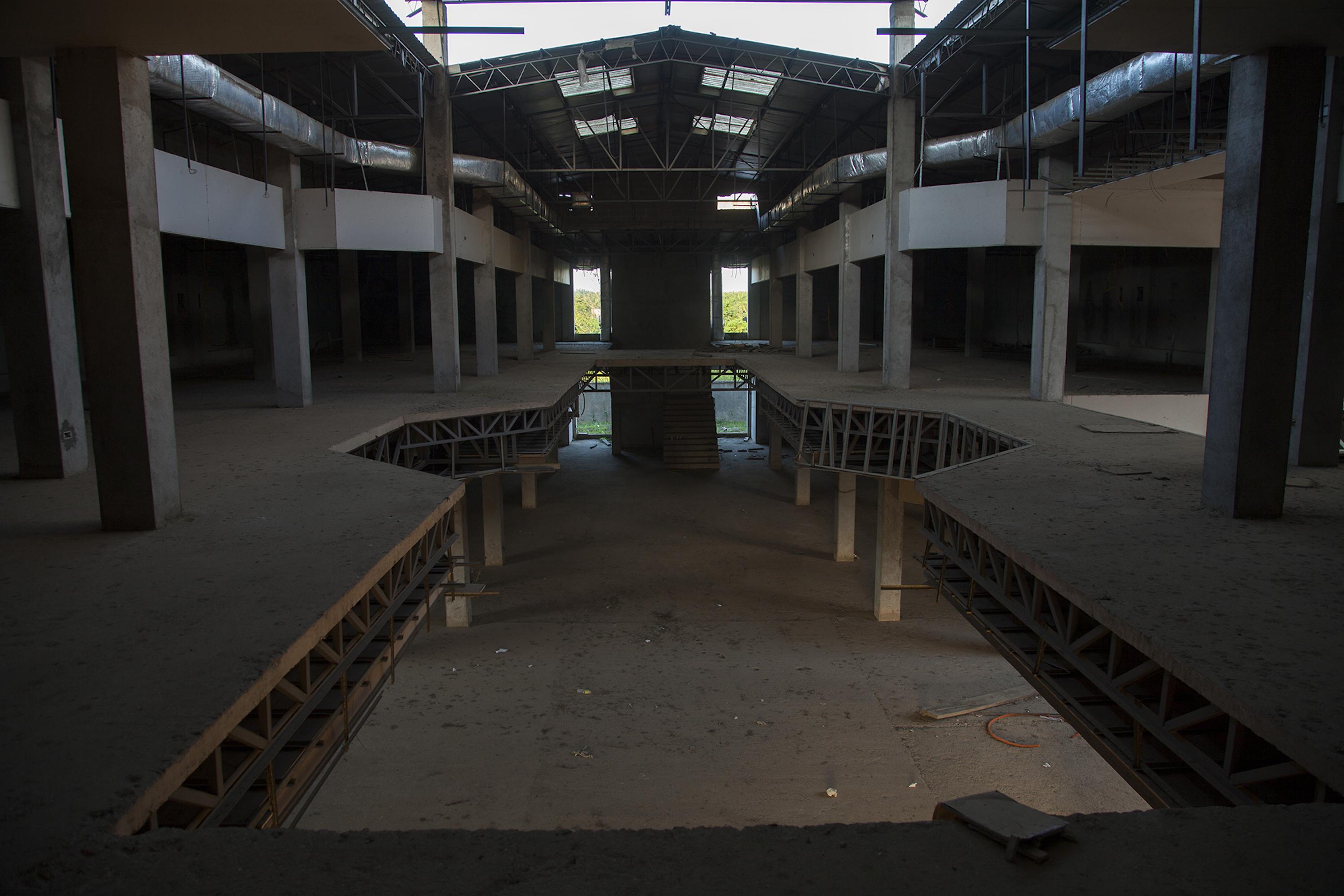 This was the construction site of a mall Los Cachiros were building in the municipality of Tocoa, Colon department. It was abandoned in 2013 when Honduran authorities finally took action against the Rivera Maradiaga family. Photo: Víctor Peña/El Faro