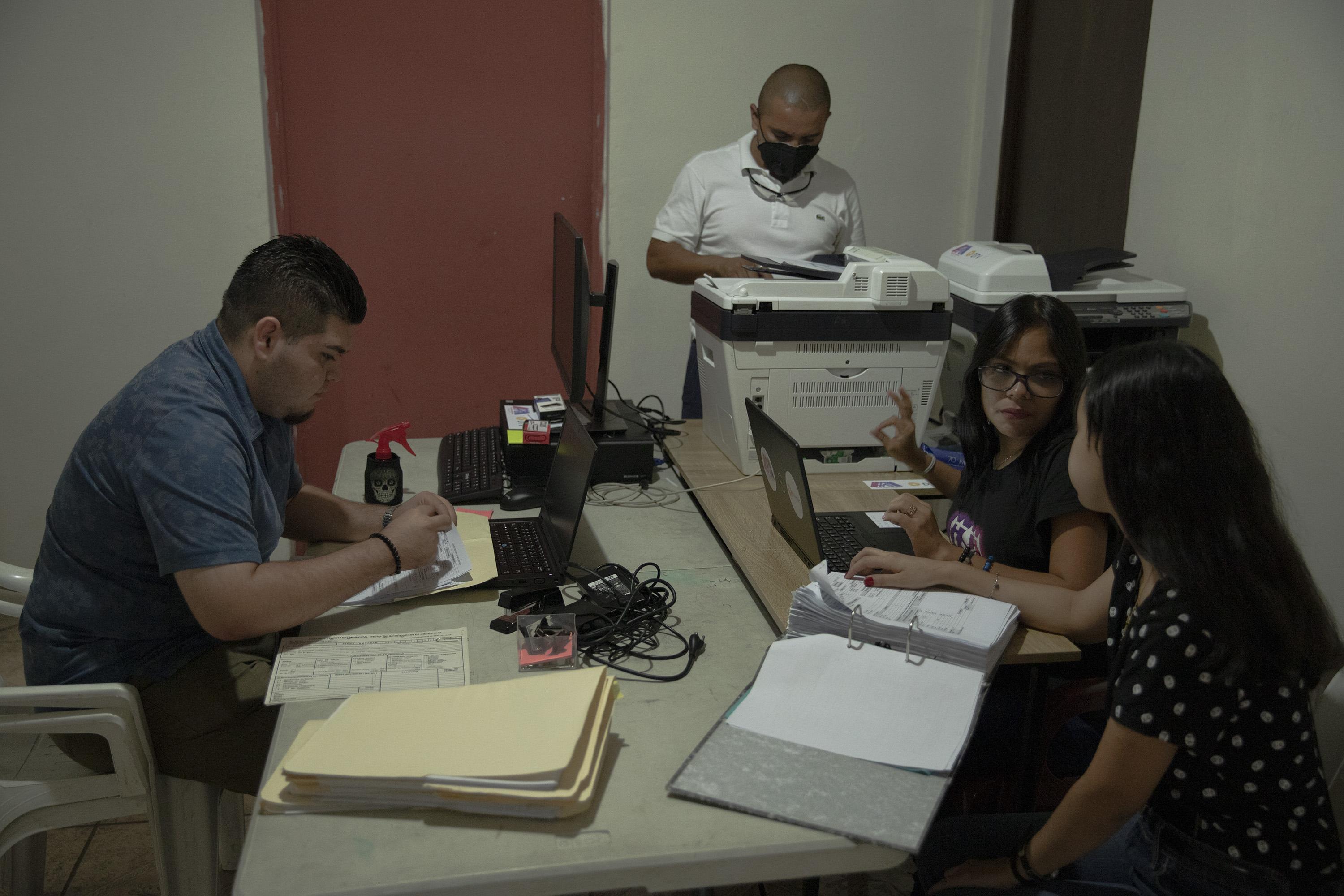 El equipo encargado de digitalizar el catastro trabaja en una oficina al interior de la alcaldía de San Bartolomé Perulapía. Para inicios de julio, llevaban 80% de avance. Foto de El Faro: Carlos Barrera