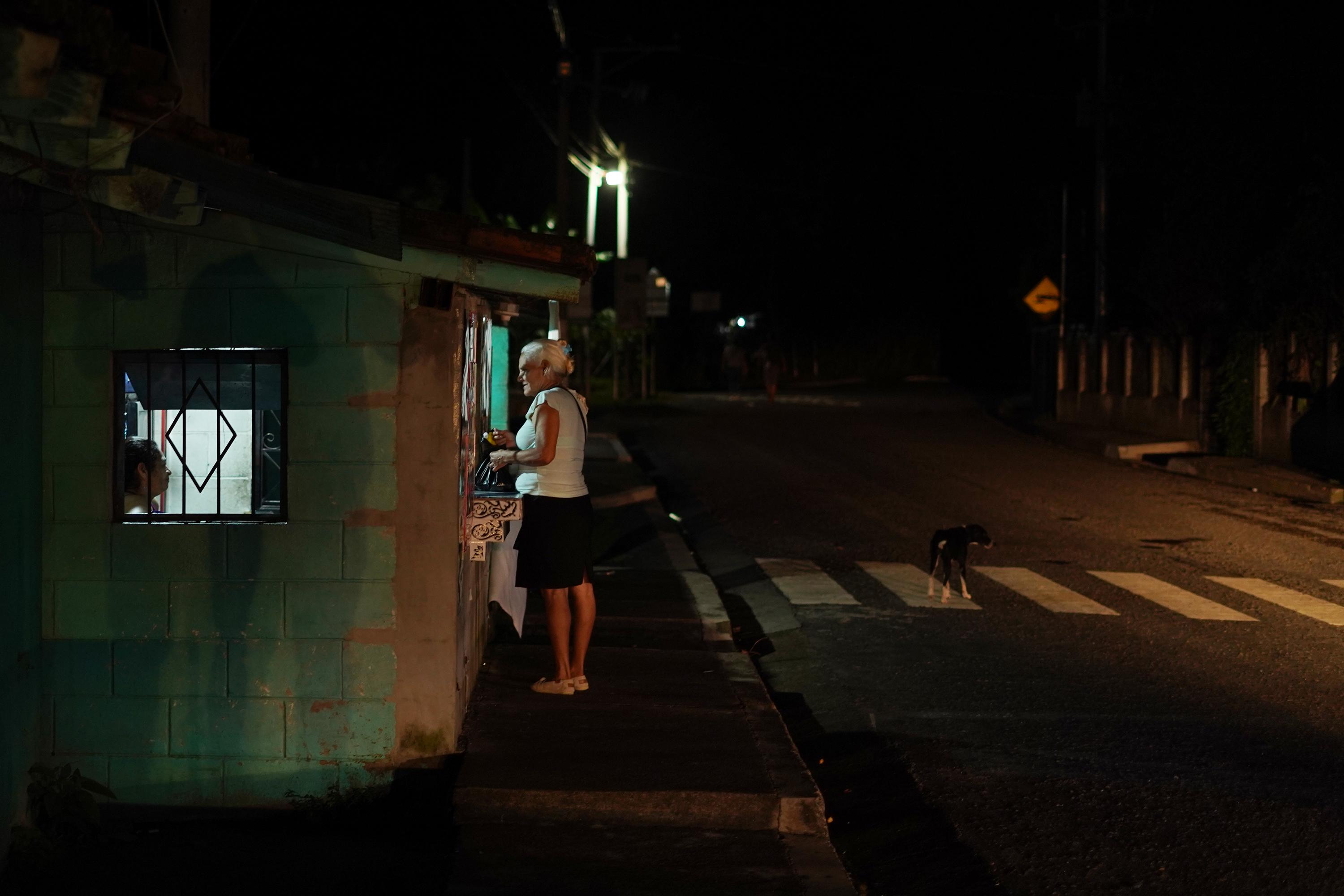 Bajo el Régimen de Excepción, Guarjila es un pueblo fantasma a partir de las 7:00 de la noche. Unos pocos comercios de la calle principal son los únicos abiertos. Foto de El Faro: Víctor Peña. 