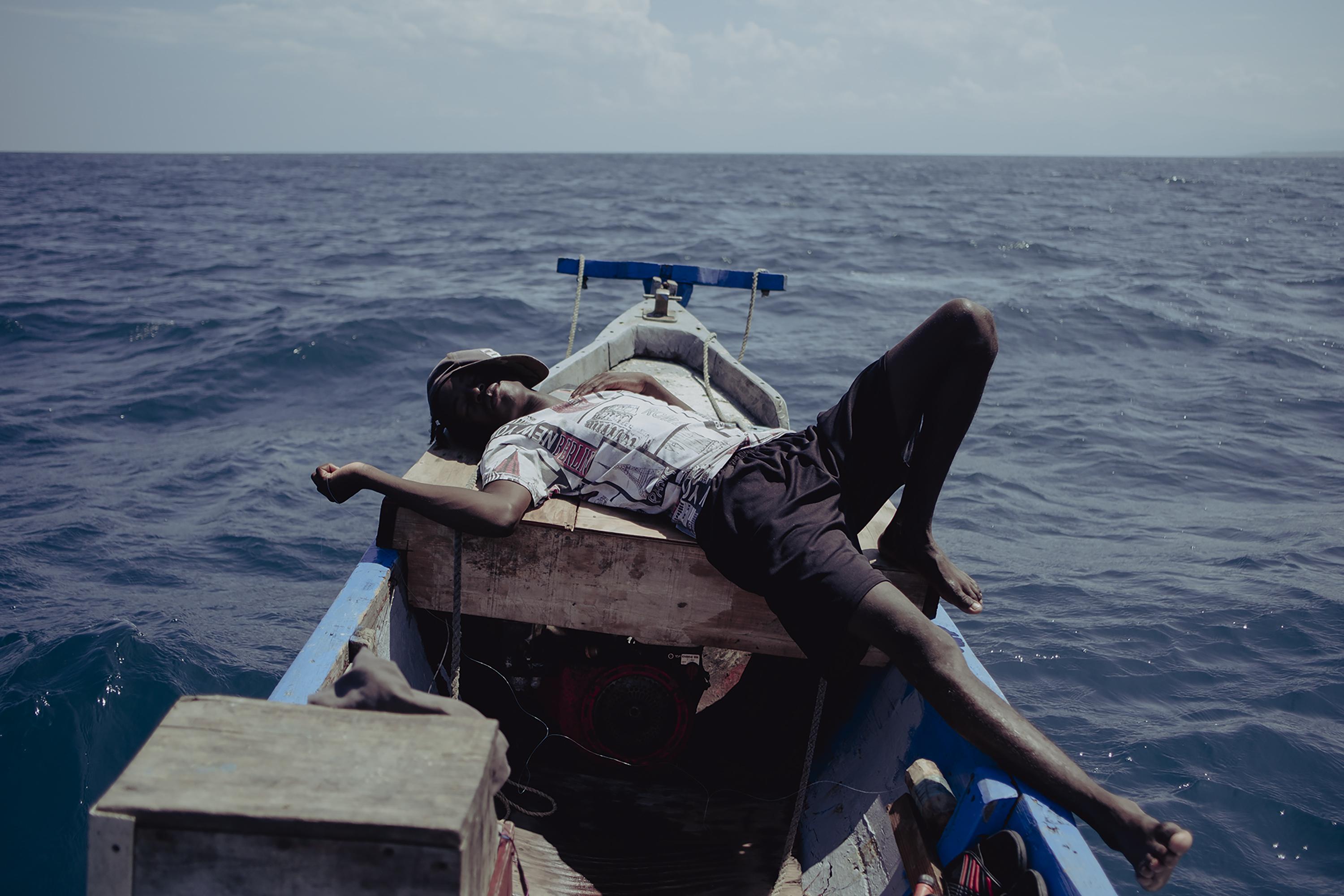 Luis Martínez, 19, was deported three times while migrating to the United States. He works as a divers’ assistant, waiting for hours in the solitude of the ocean until his companions surface. Sometimes he naps underneath the midday sun. At first he vomited constantly as he struggled to find his sea legs. “Last time they deported me I was in Monterrey, but for people like me it’s impossible to fly under the radar in other countries,” he says. “I don’t like my job, but I have no other choice.”