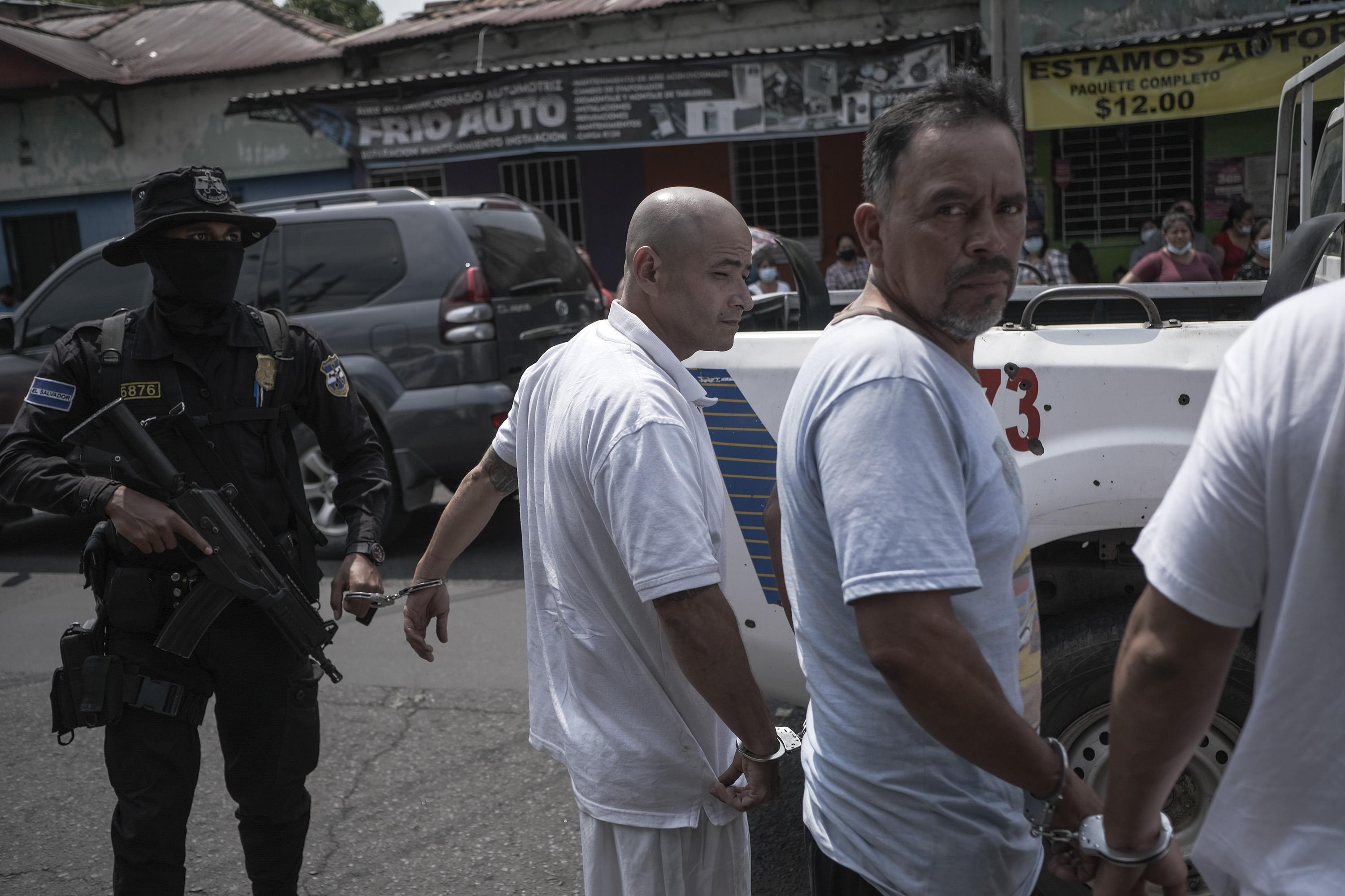Rural Police agents during a prison transfer at El Penalito Jail. Photo: Carlos Barrera/El Faro