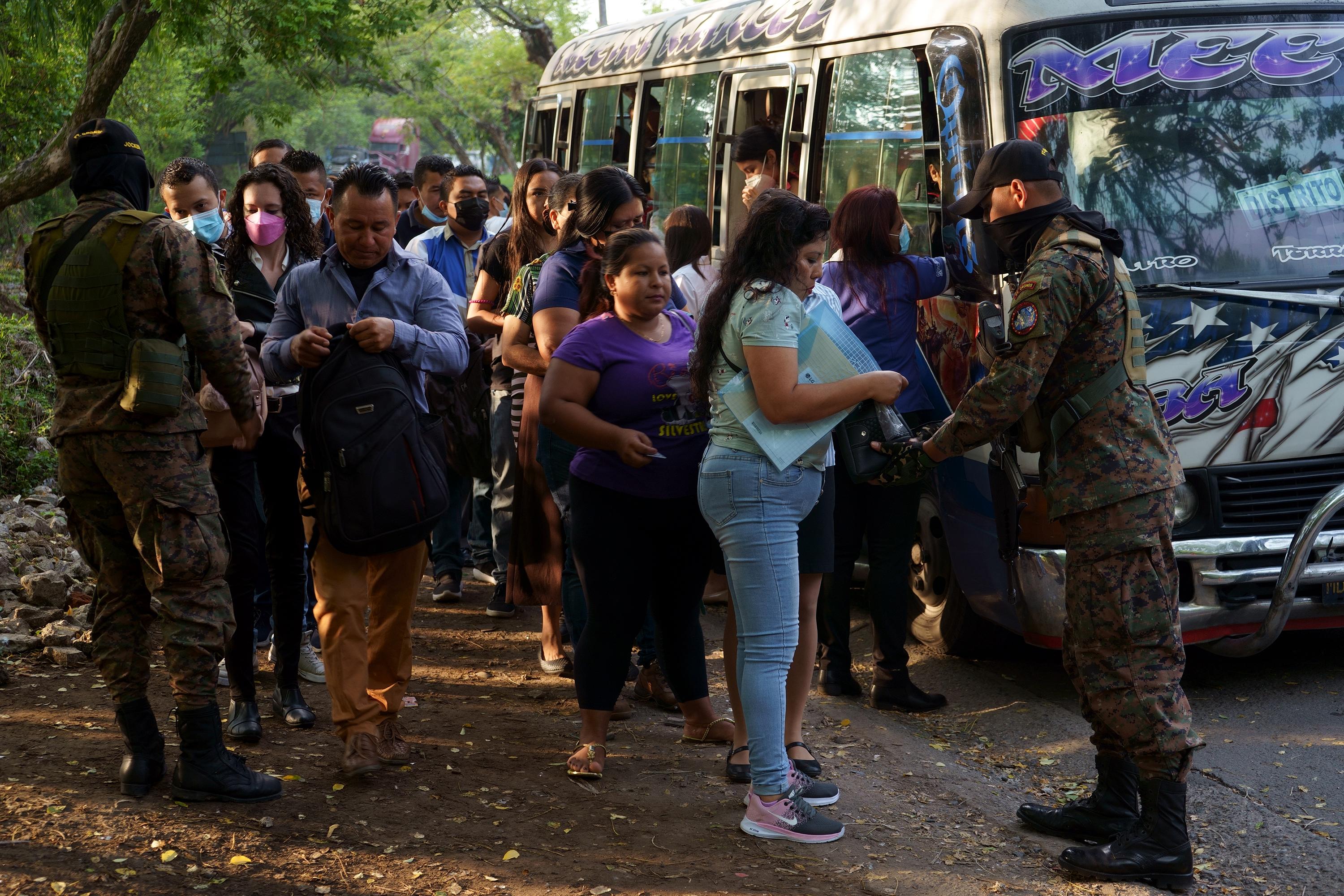 Soldiers carry out a customary stop and search of residents of Distrito Italia in the municipality of Tonacatepeque. Police and the Armed forces blocked entry to the community amid multiple operations during the state of exception. Photo: Víctor Peña/El Faro