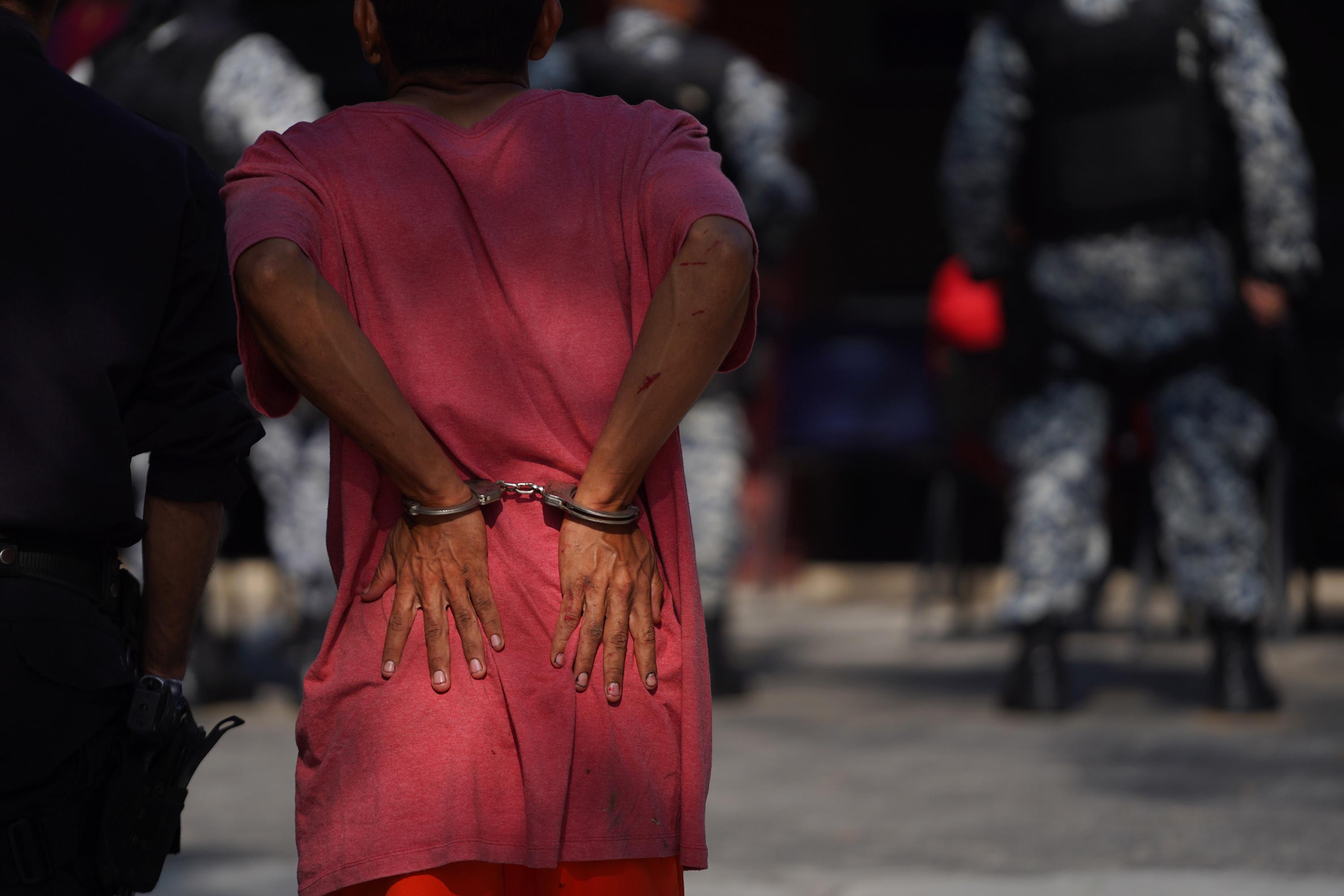 Police transfer a man detained In April 2022 during the state of exception. They bring him before a public defender to represent him throughout the judicial process. Photo by El Faro: Víctor Peña.