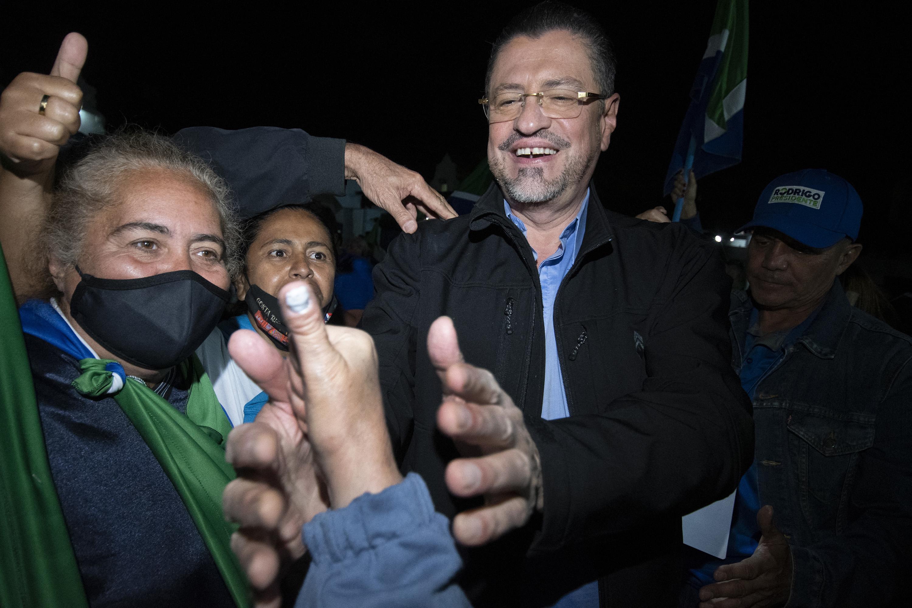 Costa Rican President-Elect Rodrigo Chaves greets supporters of his Social Democratic Progress Party at his closing campaign event in San José on March 25, 2022. Photo: Ezequiel Becerra/AFP